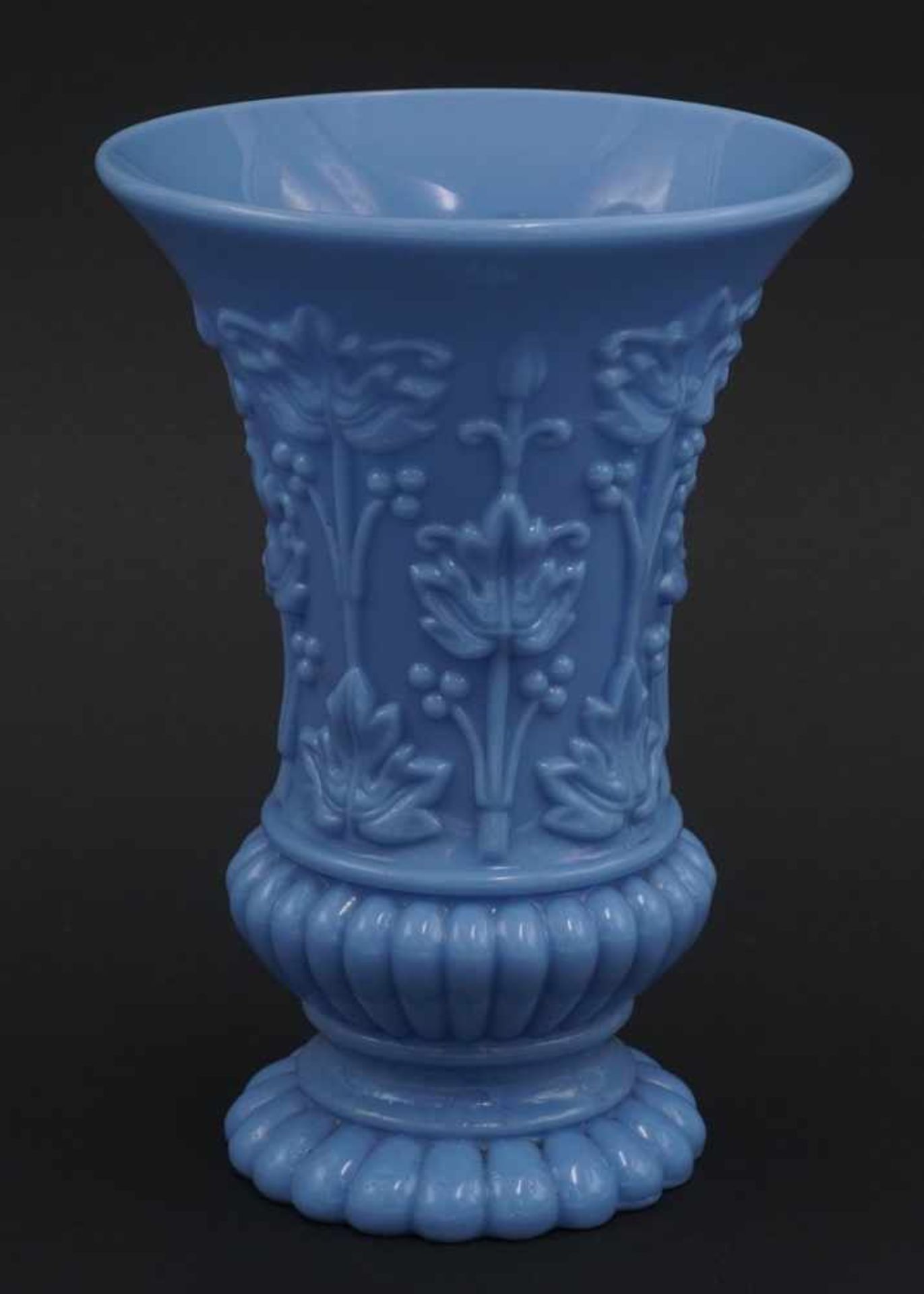 Opalglas Vase, um 1920hellblaues Glas, die Wandung umlaufendes Blattrelief, guter Zustand, H. 16,5