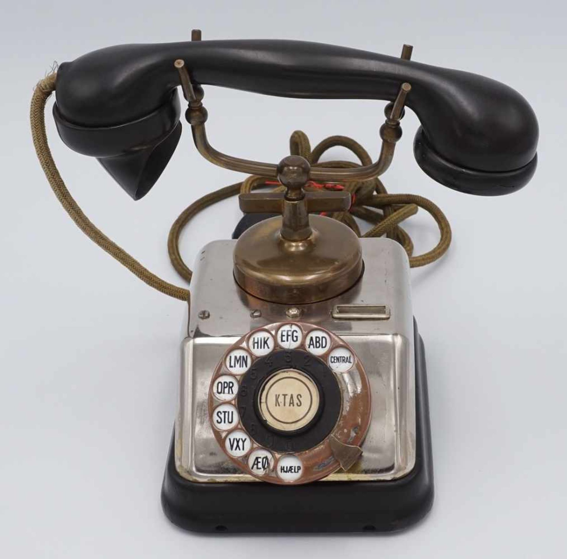 KTAS dänisches Telefon mit Wählscheibe, um 1930Korpus aus Metall, dänische Buchstaben auf der