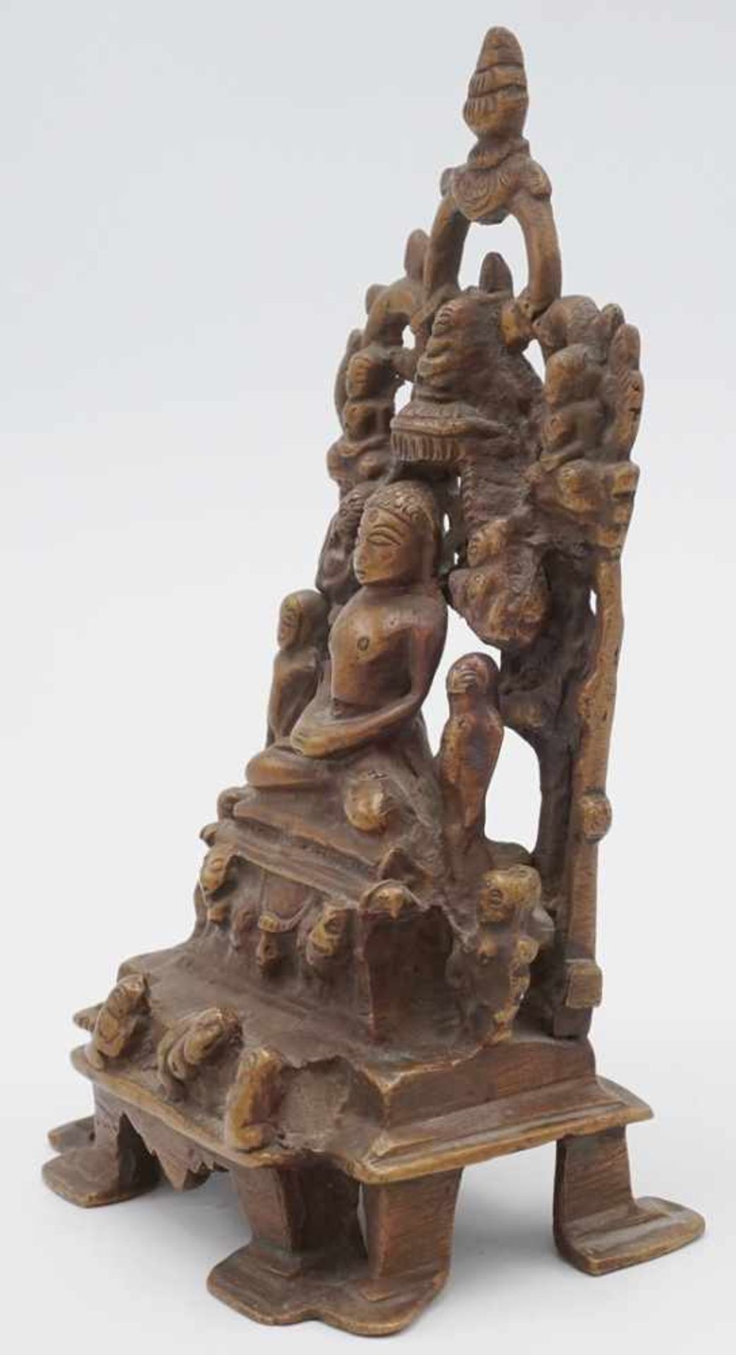 Jain Altar mit dem Tirthankara Rishabhanatha, Indien, 17./18. Jh.Kupferbronze, der Tirthankara sitzt - Bild 2 aus 4