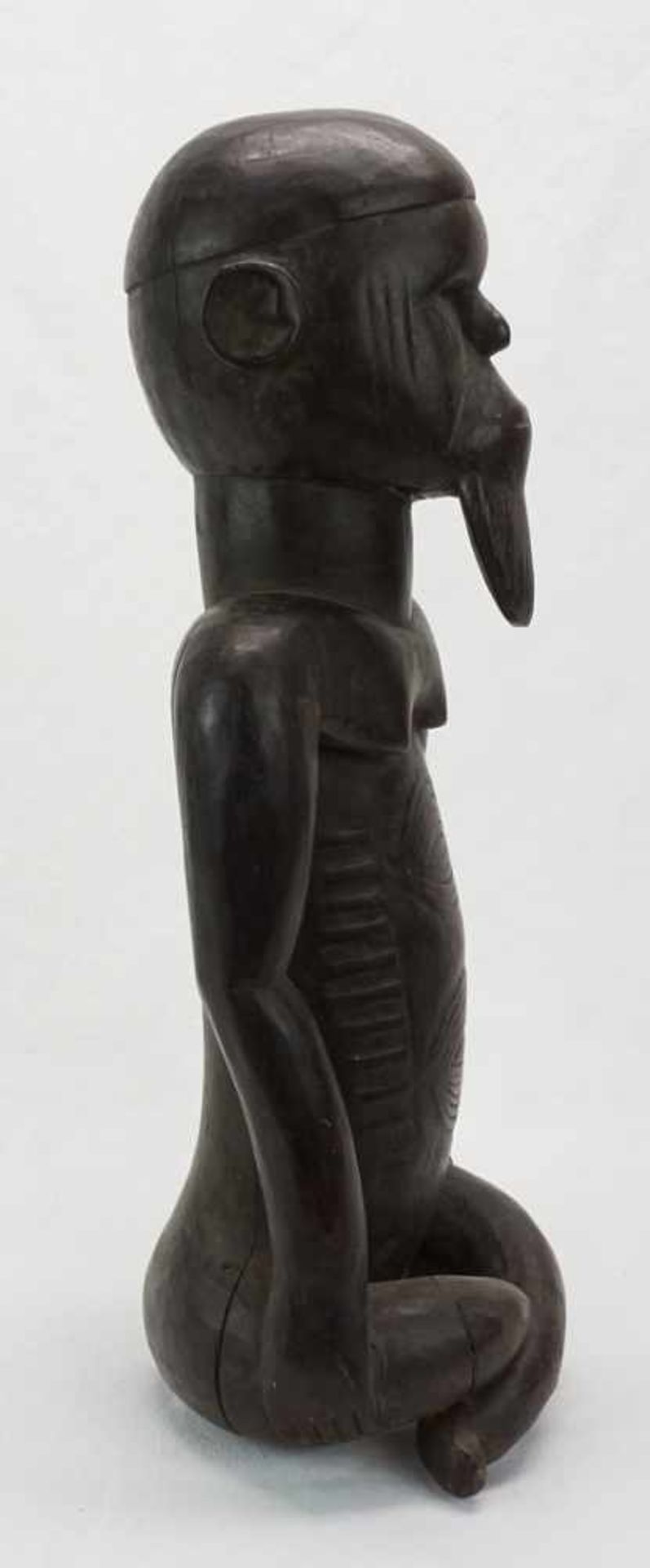 Figur der Teke, Gabun, DR Kongo, 20. Jh.Hartholz, sitzende Figur mit Kinnbart und Ritzdekor auf - Image 3 of 5