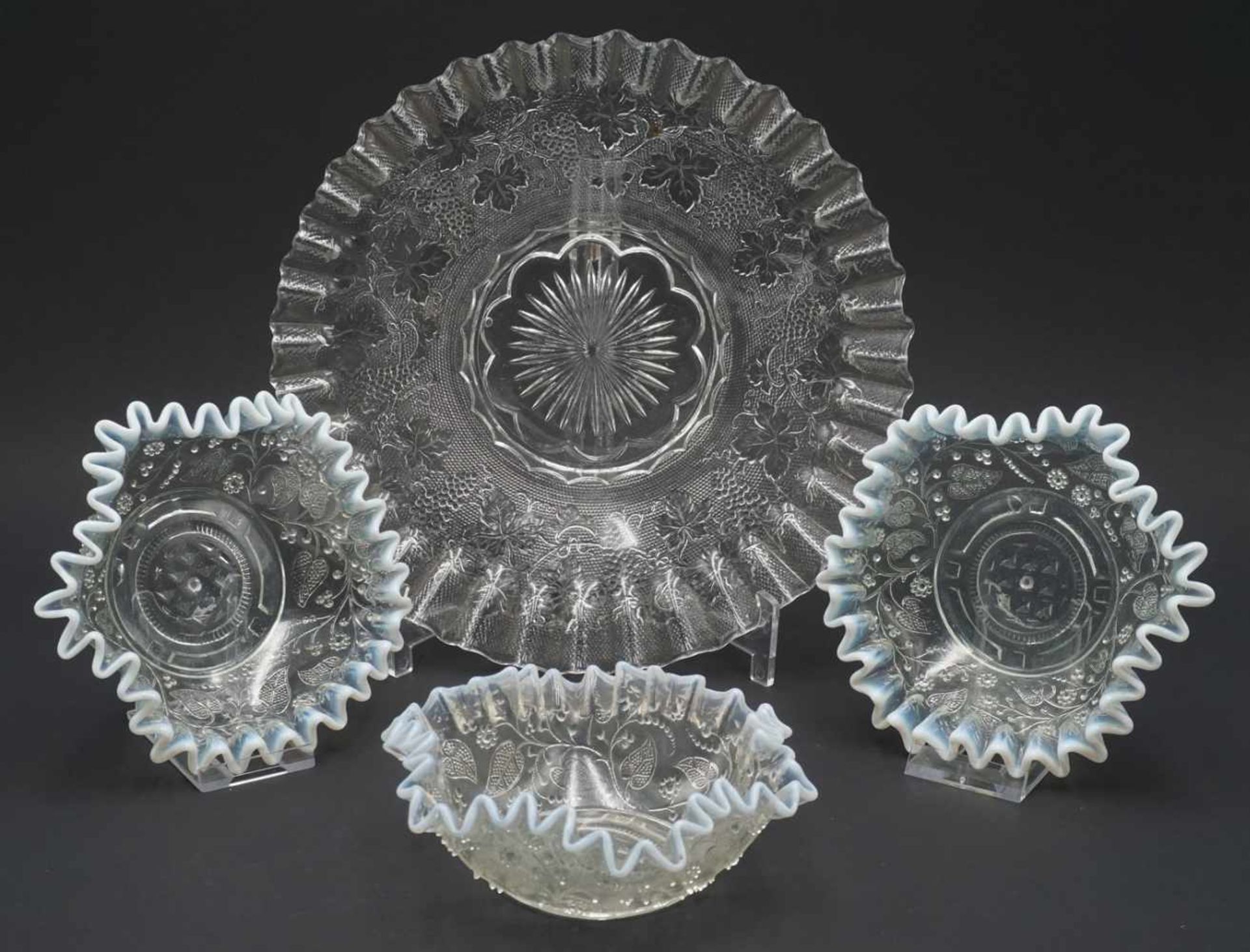 Zwei große Schalen, ein Teller, eine Schüssel und drei Schälchen, um 1880Pressglas, altersgemäß - Image 3 of 3