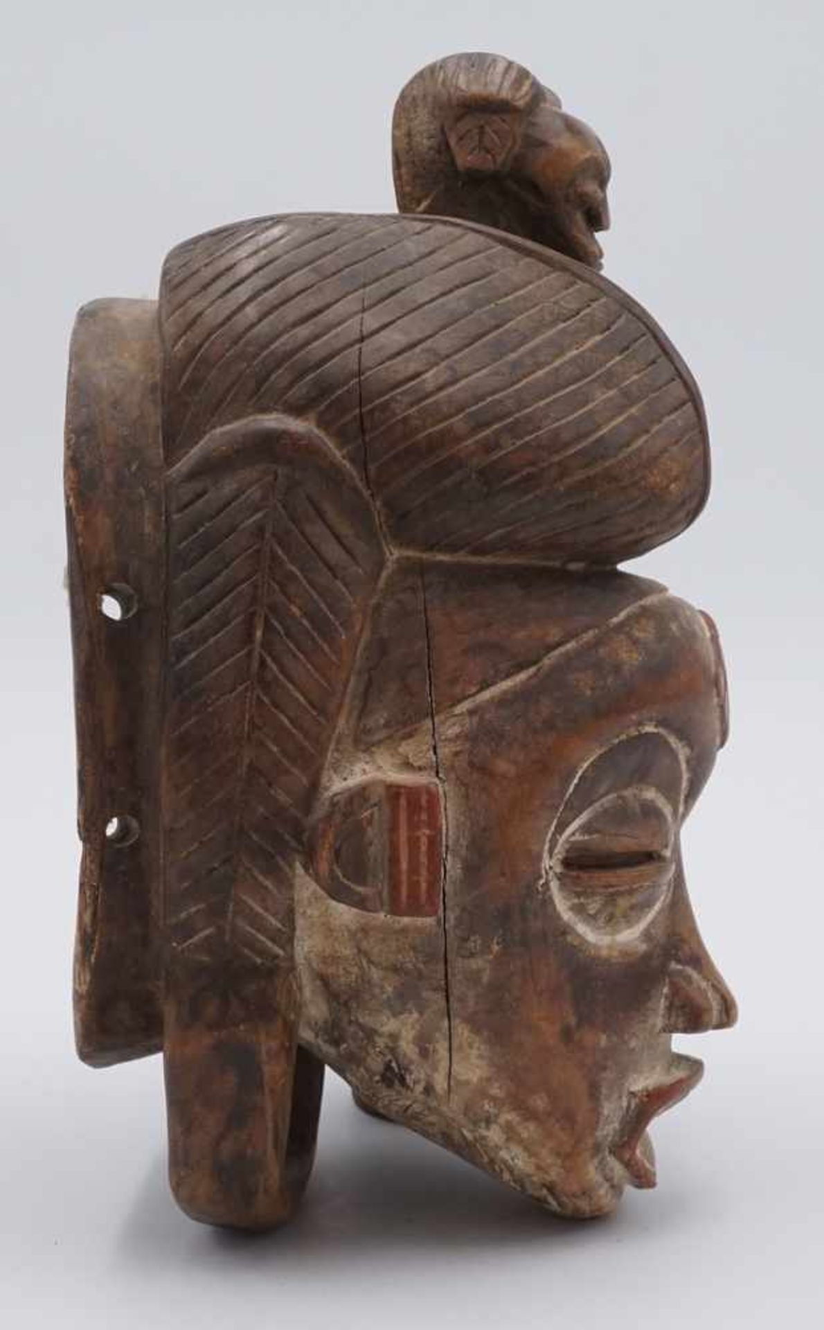Maske der Senufo, Burkina Faso, 20. Jh.Holz, Vorhaltemaske mit Figur auf dem Kopf, Augenschlitzen - Image 3 of 4