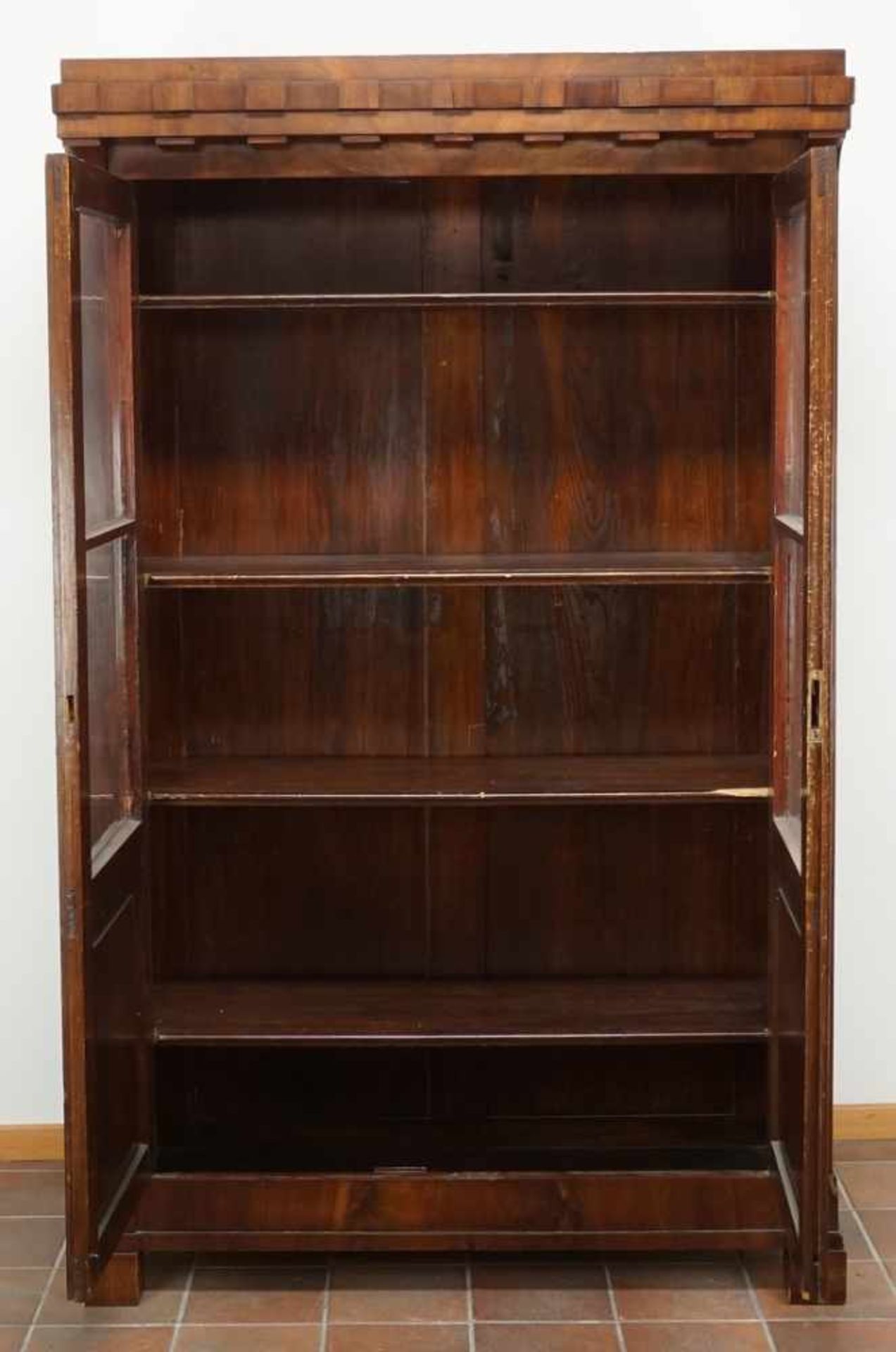 Biedermeier Bücherschrank, Mahagonizweitürig, 2/3 verglast, mit aufgesetzten Kälberzähnen, vier - Bild 3 aus 4