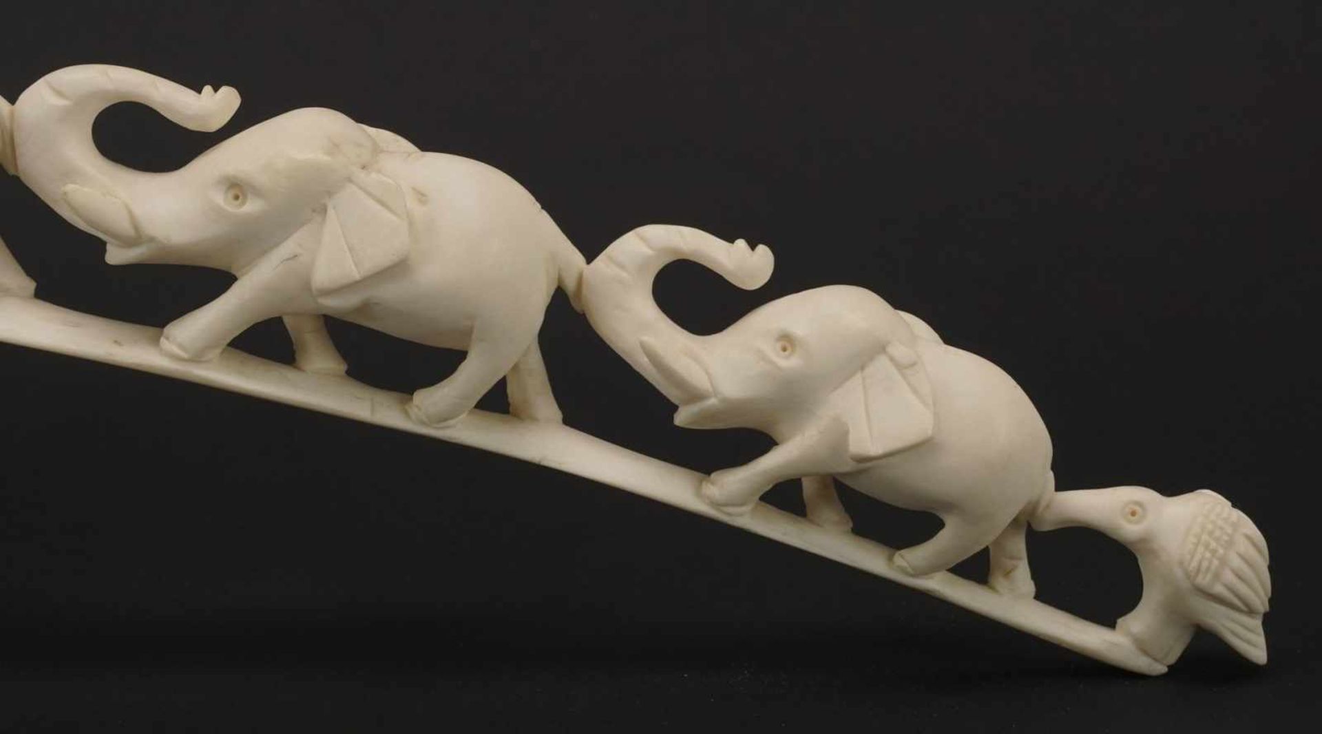 Elfenbeinzahn beschnitzt mit sechs Elefanten, Afrika, um 1920Elfenbein, sechs vollplastische, - Image 4 of 4