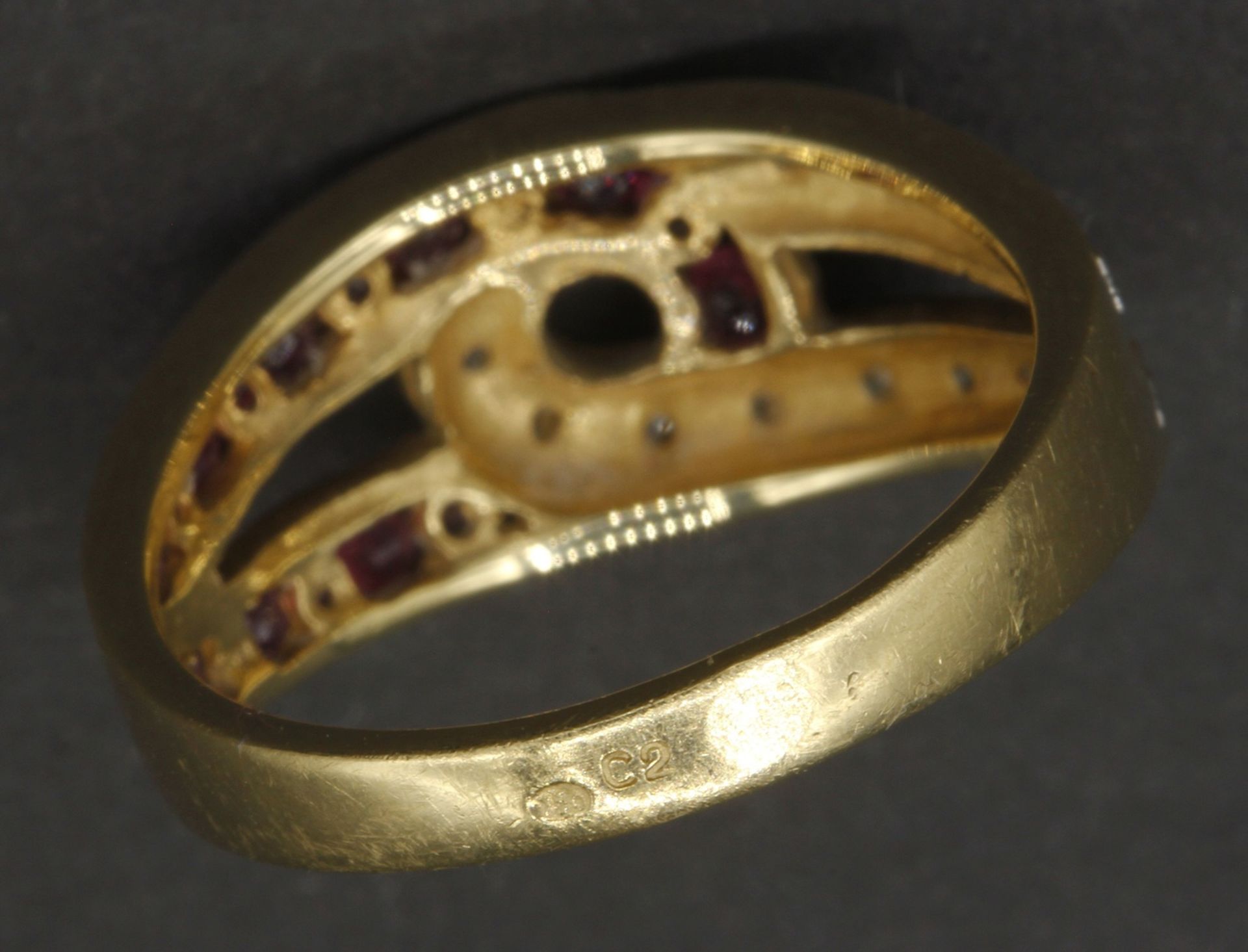 Gelbgold-Ring mit Rubinen und Diamanten750/- Gelbgold, 17 ca. 0,04 ct Rubine im Rundschliff, - Bild 3 aus 3