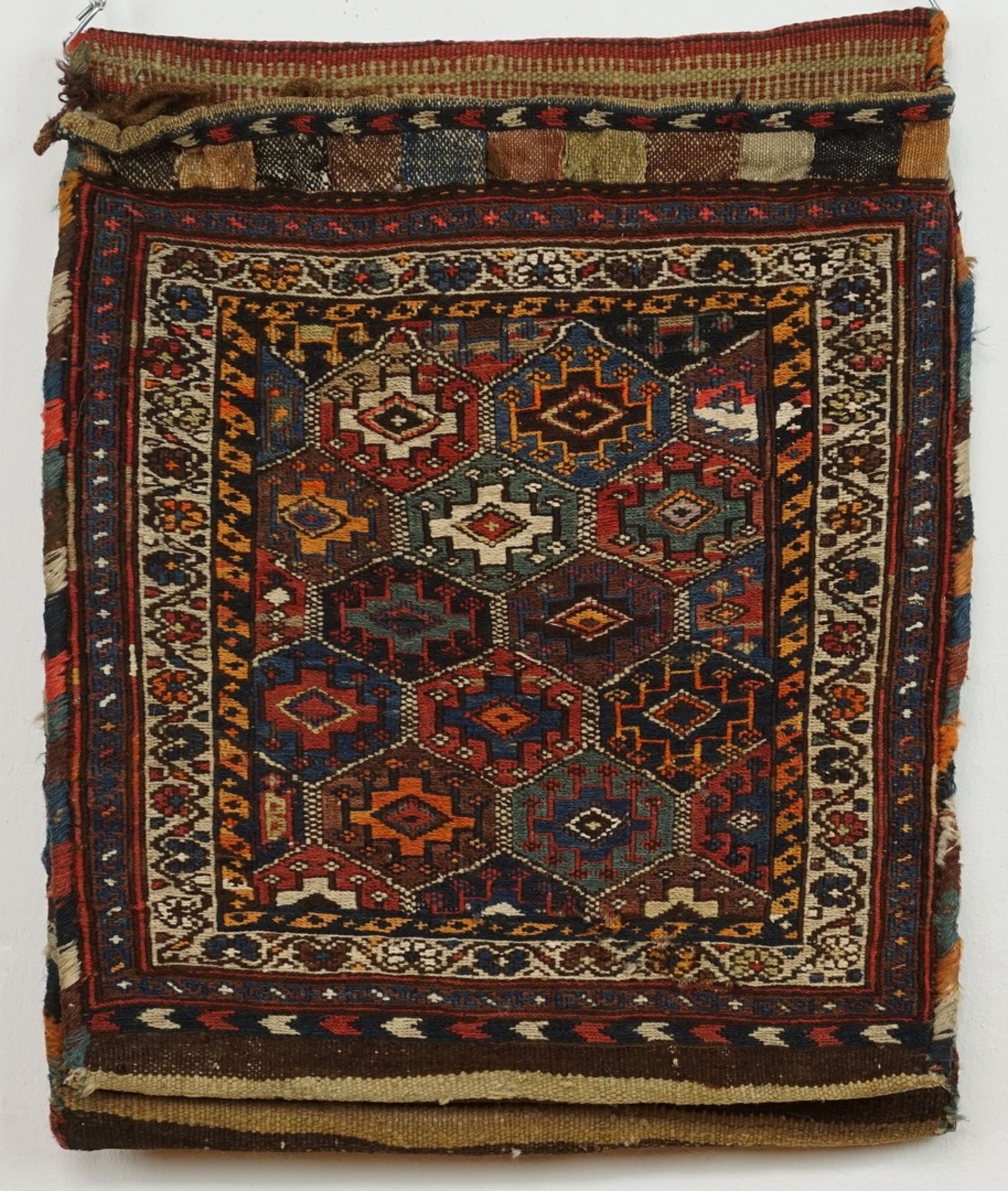 Turkmenische SatteltascheWolle auf Wolle, 19. Jh., Doppeltasche, Vorderseiten Sumakh gewebt, oben - Image 2 of 3