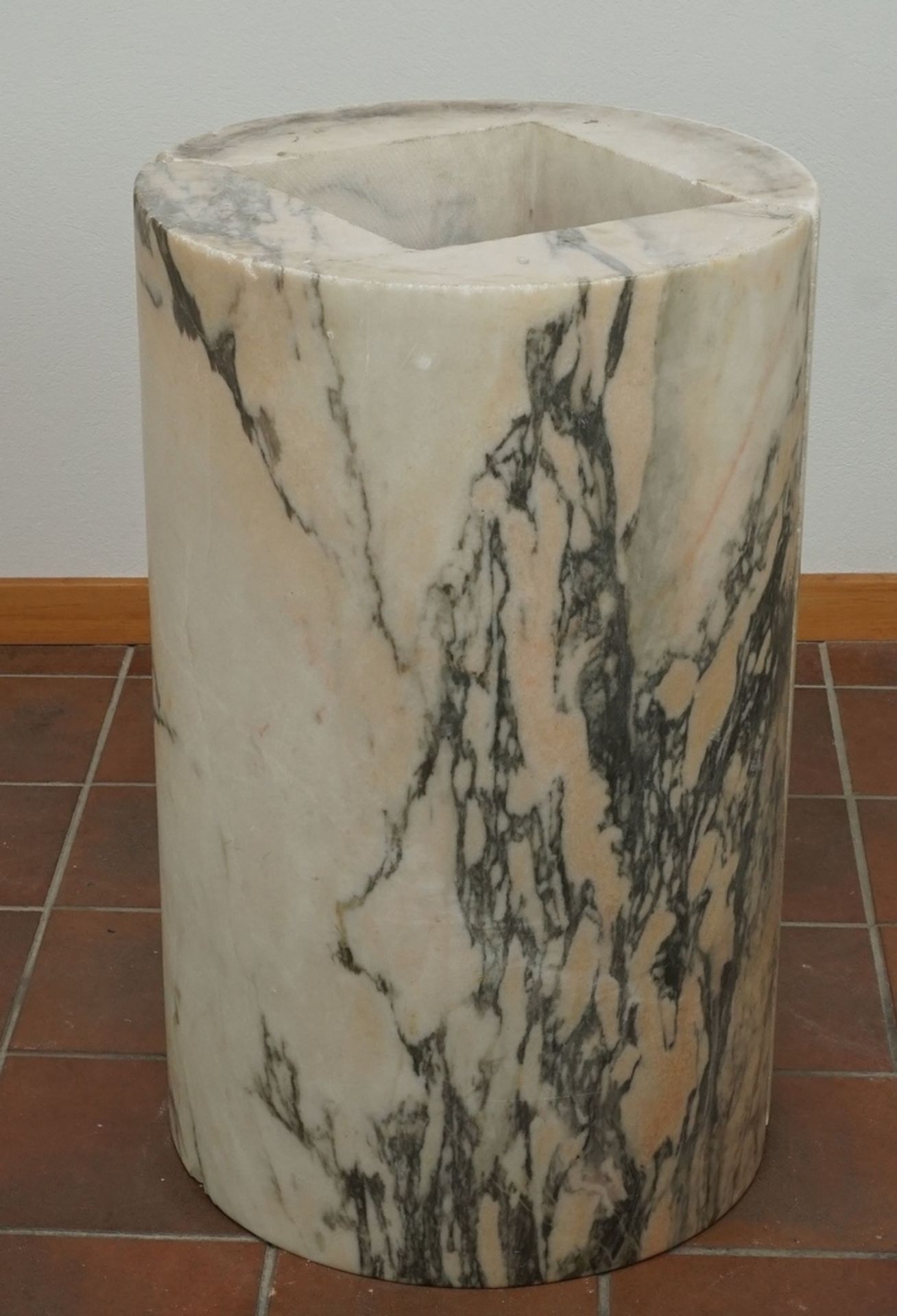 Marmor Stele / Postamentzweiteilig, schwarz-weiß-grün-orange marmoriert, altersgemäßer Zustand,