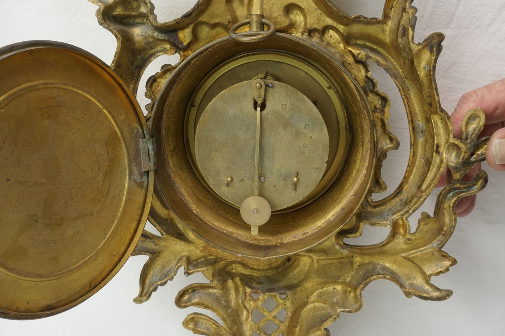 Reich verzierte Carteluhr / Wanduhr, 1. Hälfte 20. Jh.Messing, Aufzugswerk, emailliertes - Bild 3 aus 5