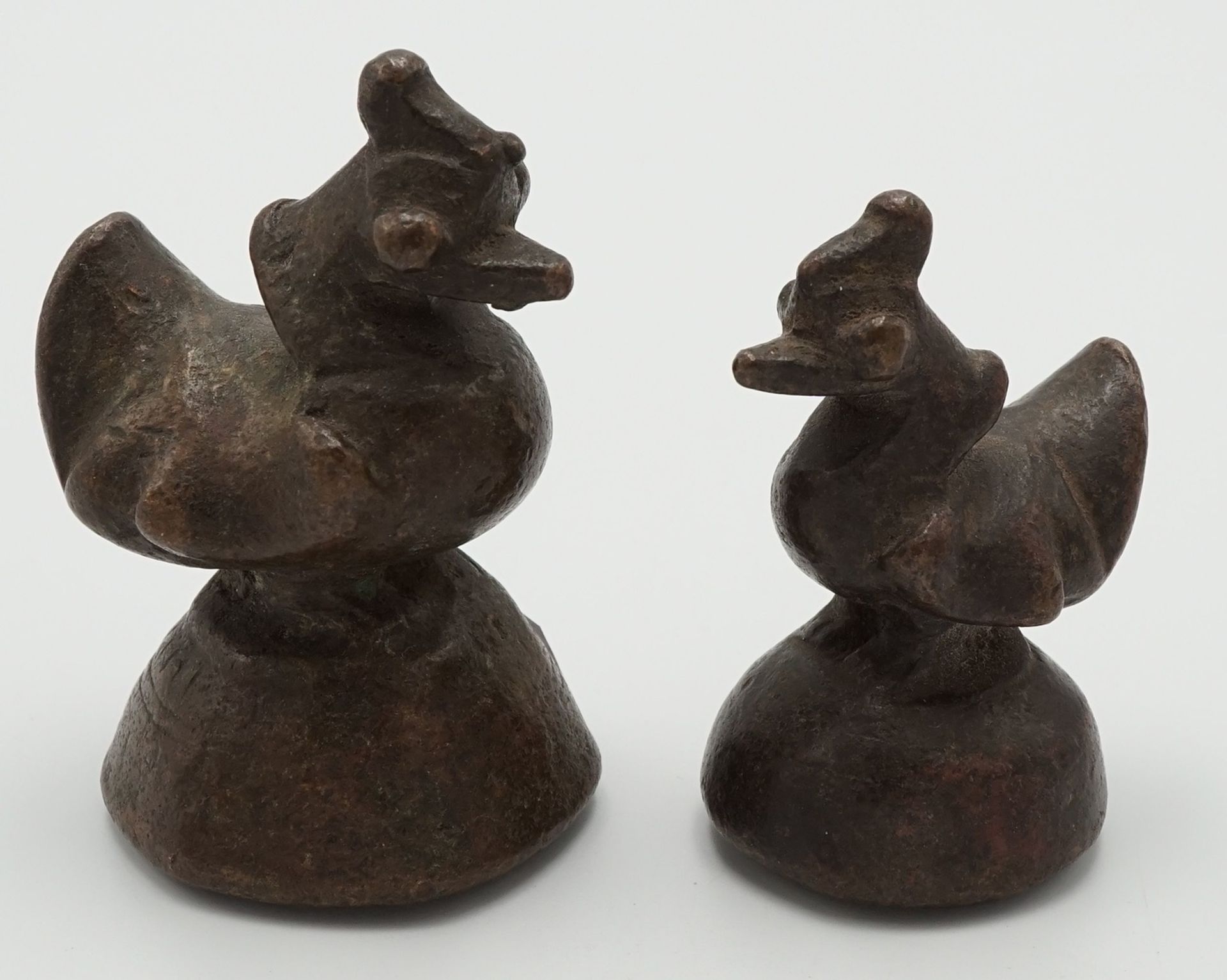 Zwei Opiumgewichte, KambodschaBronze, Fabeltiere, guter Zustand, 1) H. 6,5 cm, G. 314 g, 2) H. 5,5