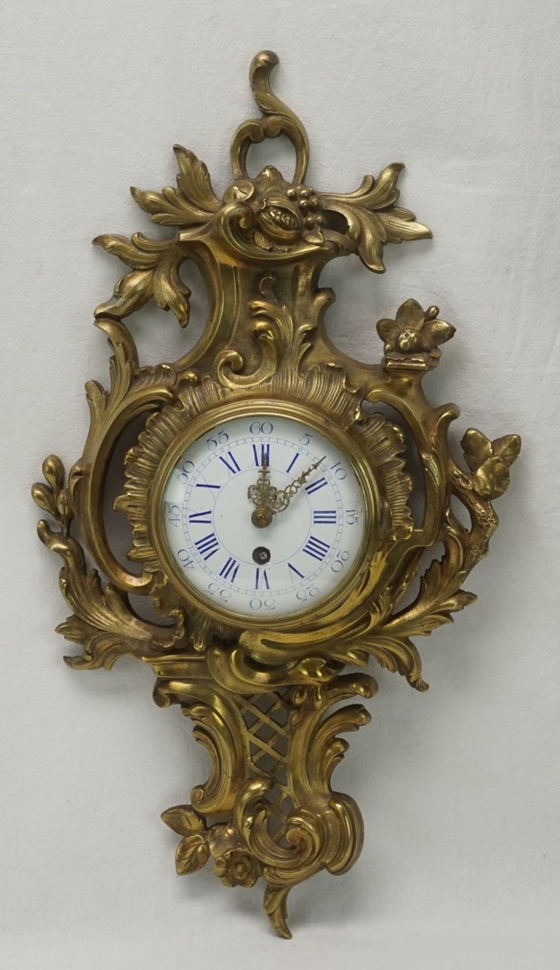 Reich verzierte Carteluhr / Wanduhr, 1. Hälfte 20. Jh.Messing, Aufzugswerk, emailliertes