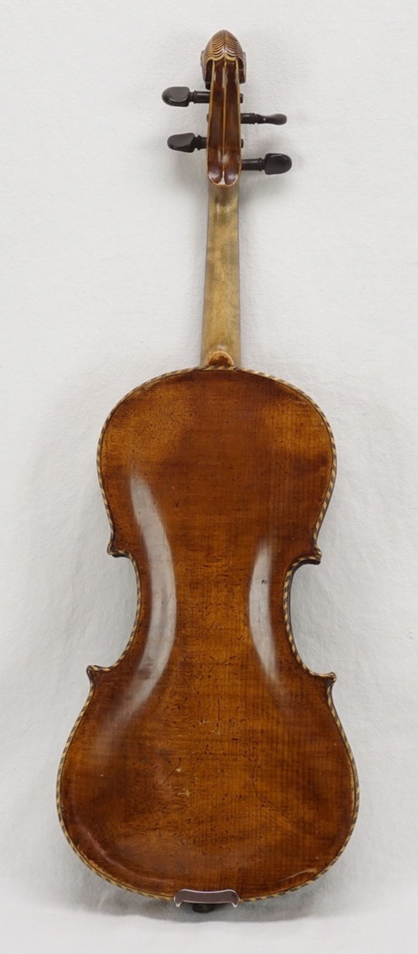 4/4-Geige / Violine mit Löwenkopf und Koffer, um 1900Boden aus Riegelahorn, Deckel aus Fichte, - Bild 3 aus 8