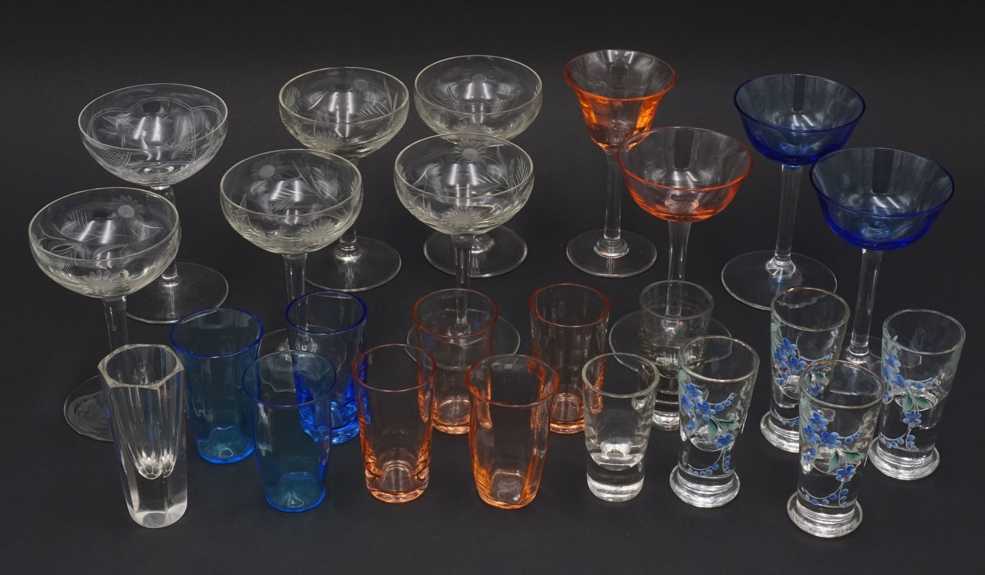 24 Likörschalen und Schnapsgläserca. 1900-1930, Glas, 10 Likörschalen und 14 Schnapsgläser,