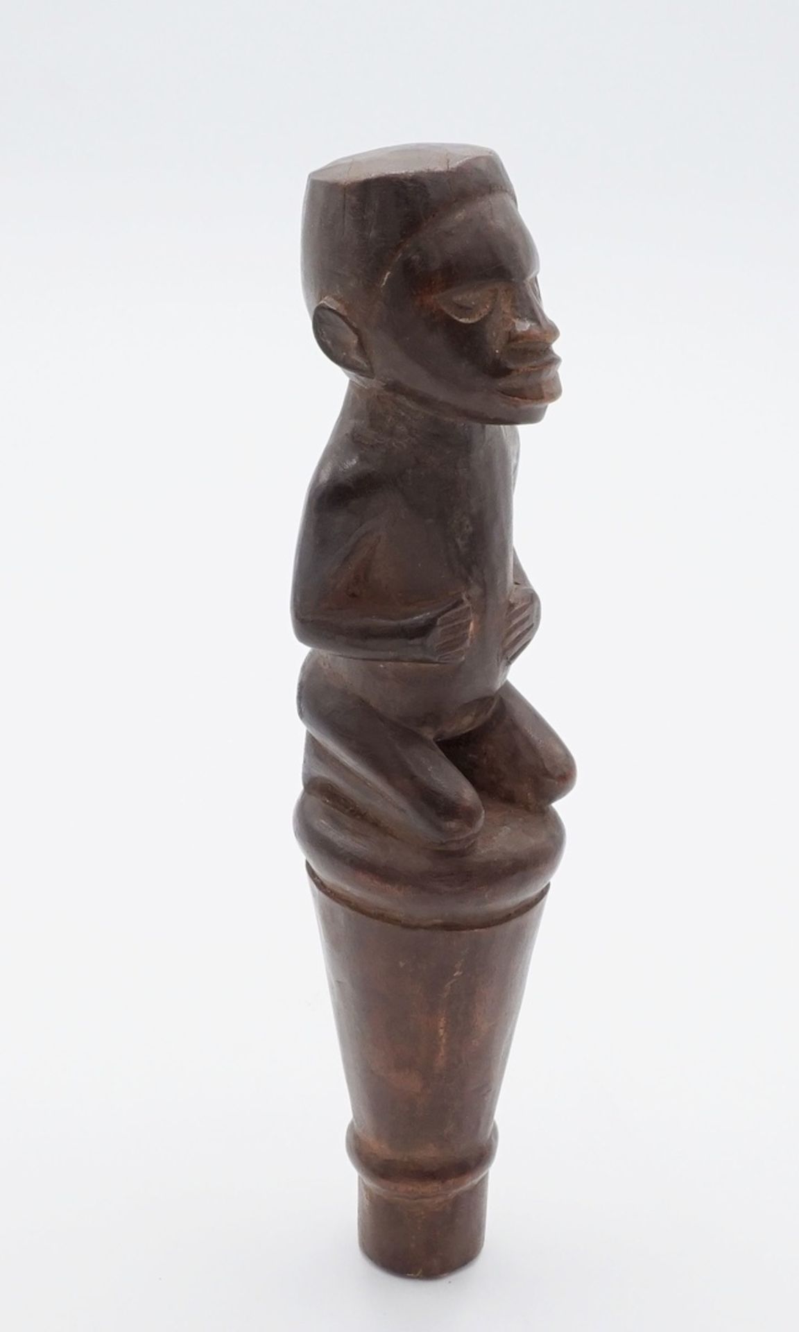 Zepter-Aufsatz Bakongo, DR Kongo, 1. Hälfte 20. Jh.Holz, kniende männliche Figur, auf einem