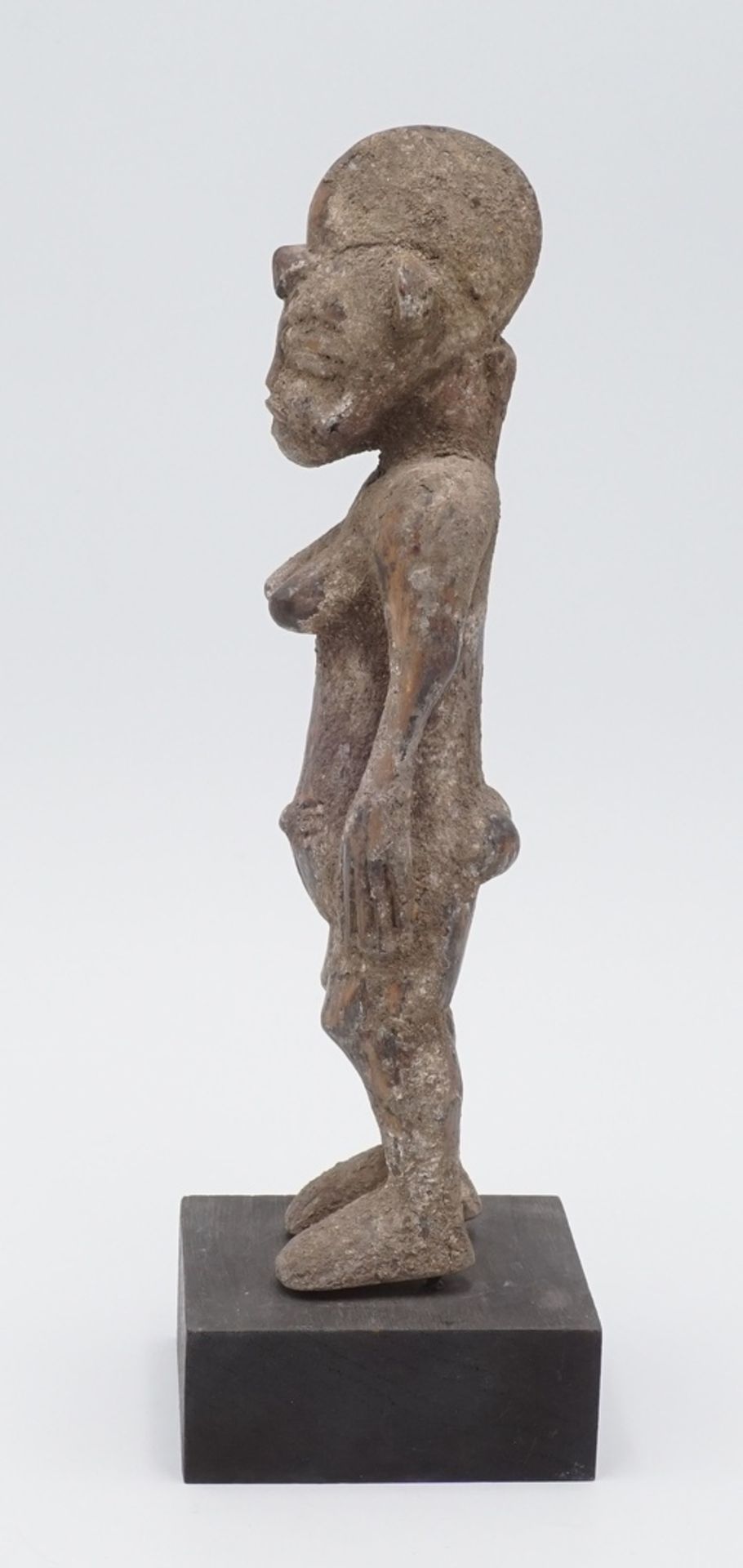 Weibliche Ahnenfigur der Senufo, Elfenbeinküste, 20. Jh.Holz mit schöner Opferpatina, stehende Figur - Image 3 of 4