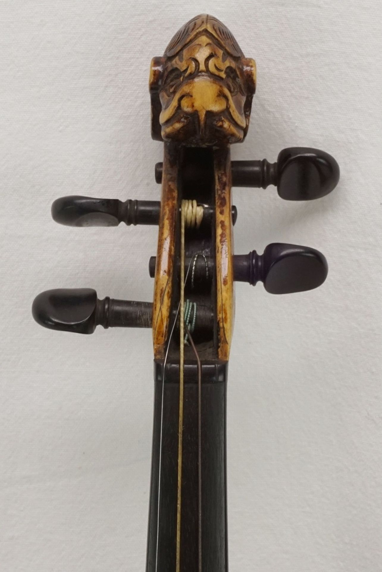 4/4-Geige / Violine mit Löwenkopf und Koffer, um 1900Boden aus Riegelahorn, Deckel aus Fichte, - Bild 4 aus 8