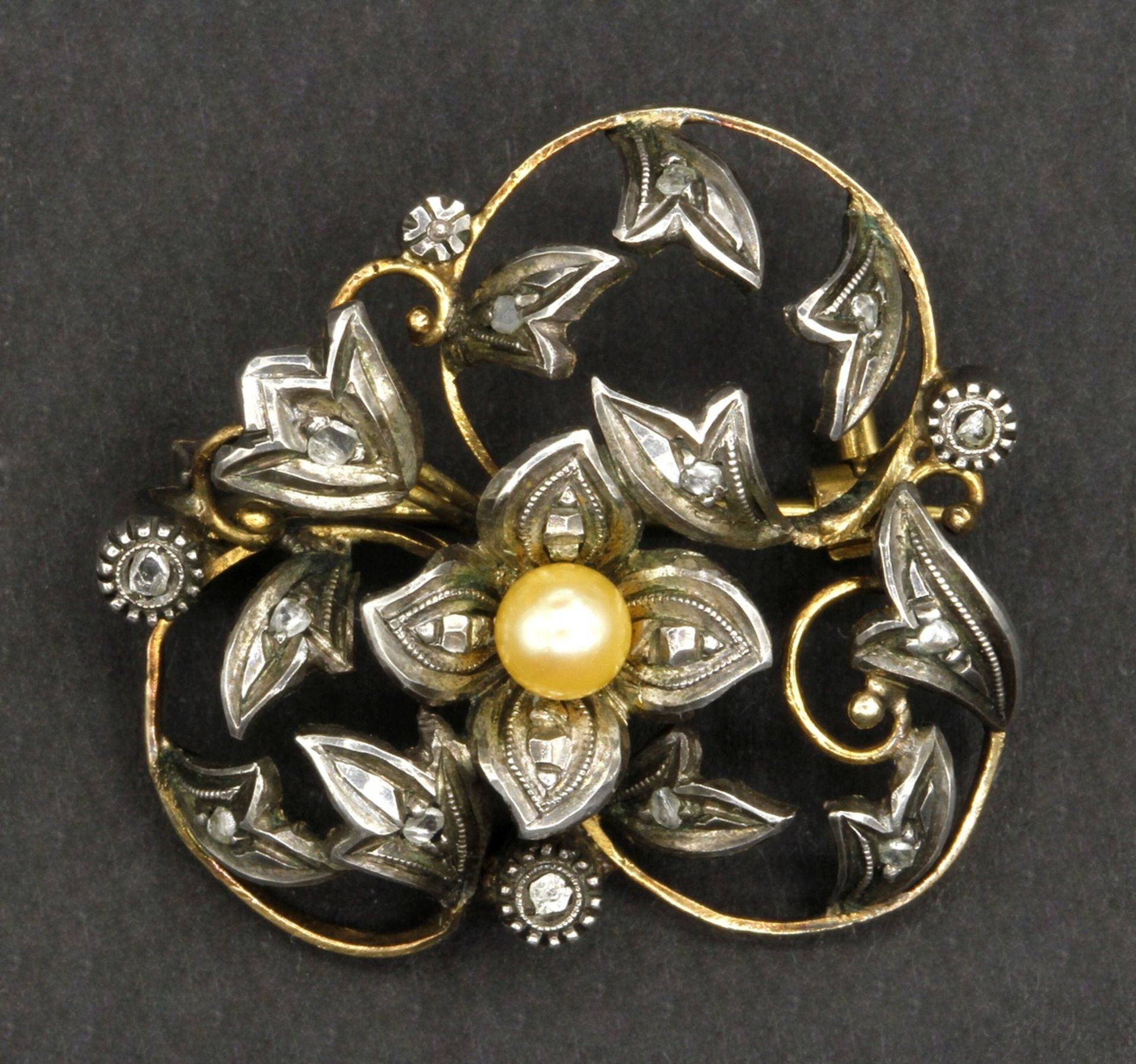 Jugendstil Brosche mit Perle und Diamantsplittern585/- Gelbgold (geprüft) mit Silber-Schauseite,