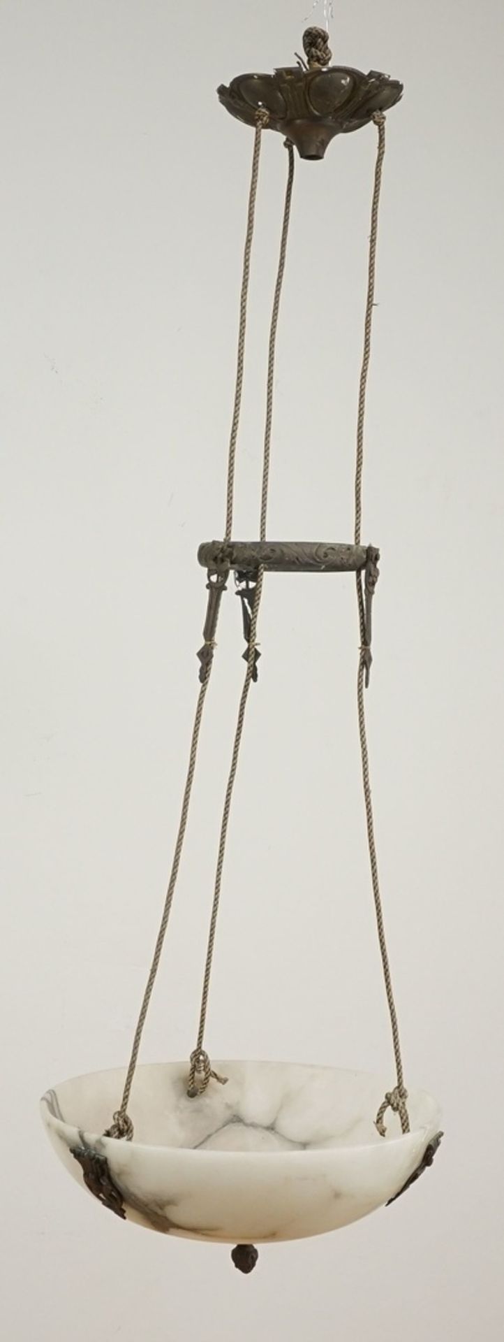 Marmor Deckenlampe, um 1900Schale aus geädertem durchscheinendem Marmor, altersgemäßer Zustand,