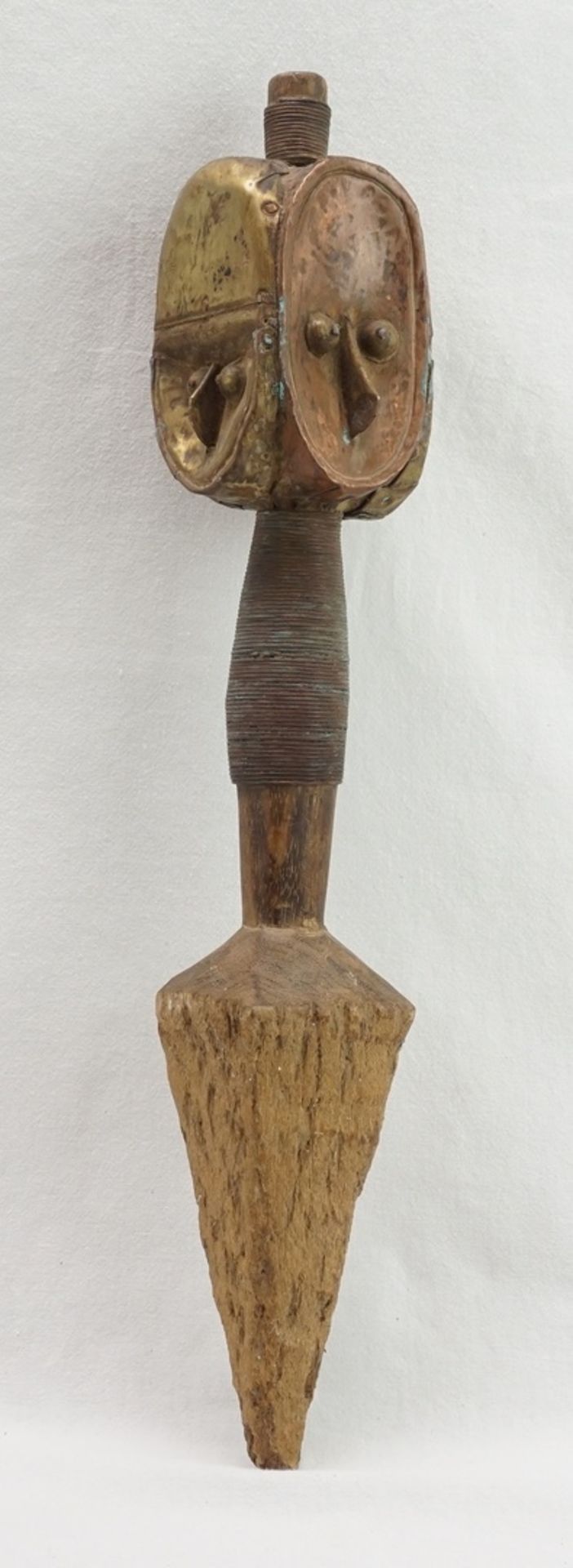 Reliquiarfigur der Bakota / Koto, Gabun, 1. Hälfte 20. Jh.Holz, Skulptur mit vier ovalen