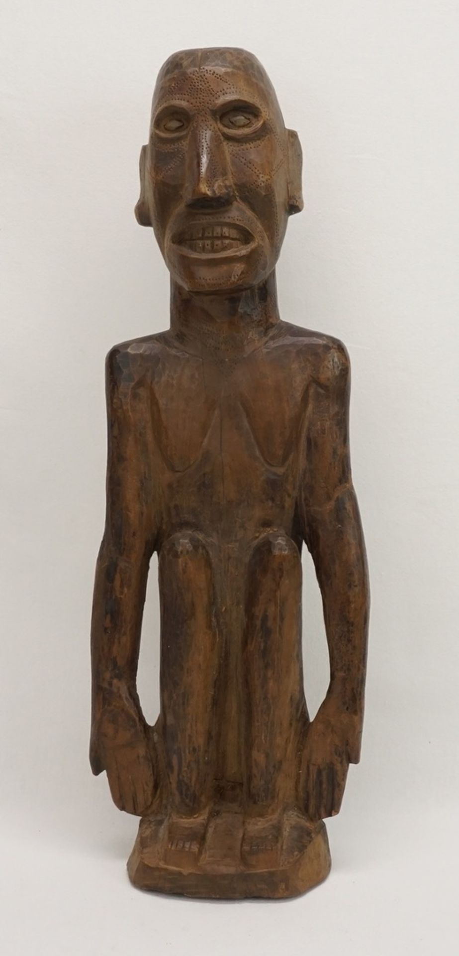 Naga Holzfigur, Indien, um 1920Gedenkfigur der Naga aus einem Männerhaus, Holz mit schöner Patina,