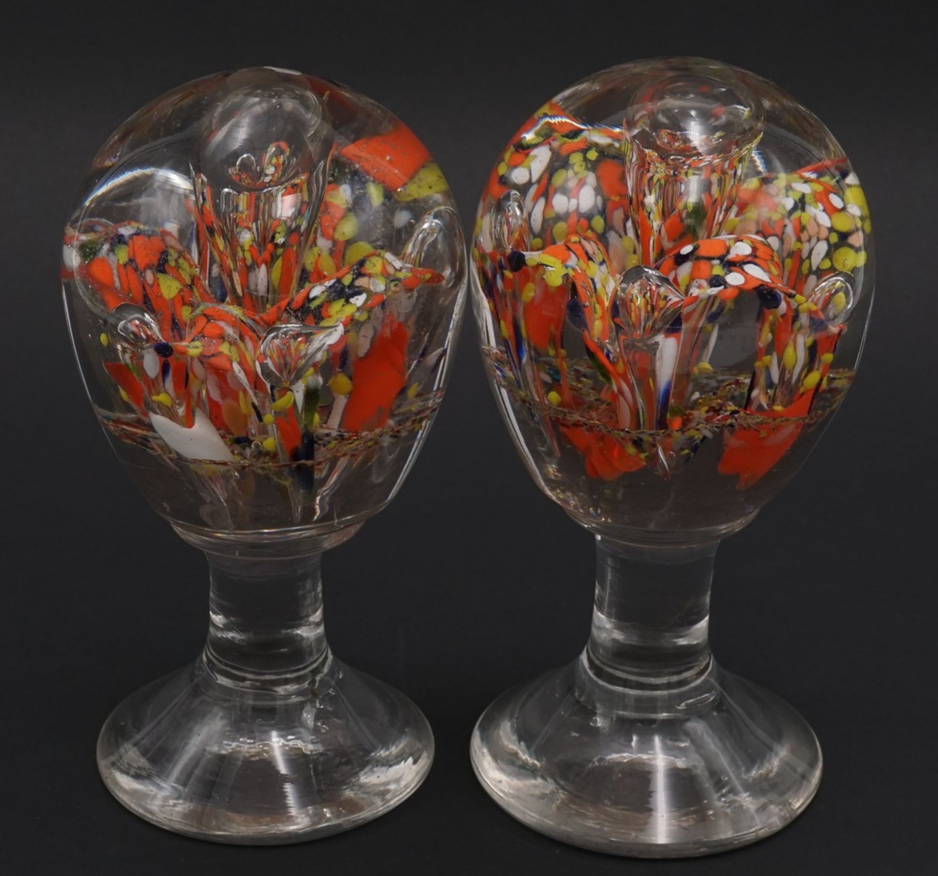 Zwei Briefbeschwerer / Paperweights, 19. Jh.Glas, massiv, mit eingestochenen Luftblasen und bunter