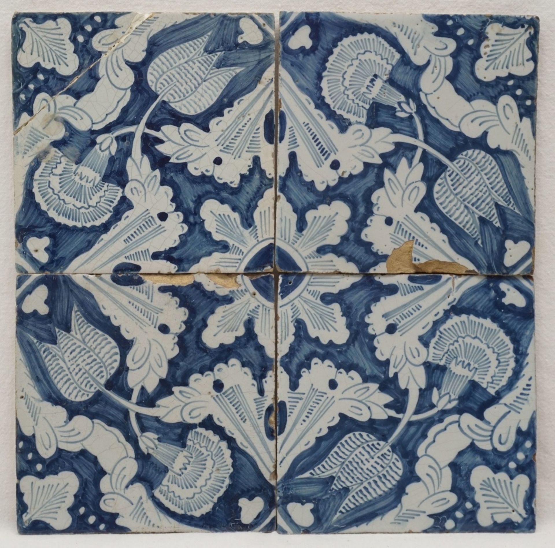 Vier Fliesen, Holland18. Jh., blau, Tulpen und Nelken, altersgemäßer Zustand, eine Fliese geklebt,