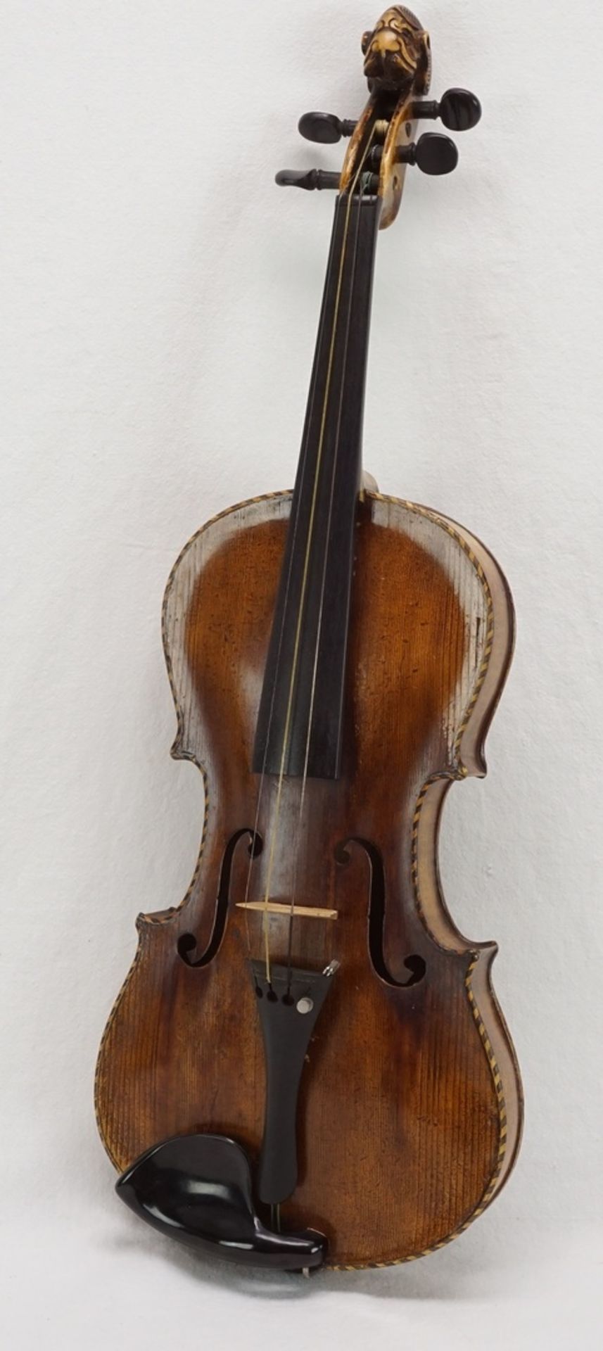 4/4-Geige / Violine mit Löwenkopf und Koffer, um 1900Boden aus Riegelahorn, Deckel aus Fichte, - Bild 2 aus 8