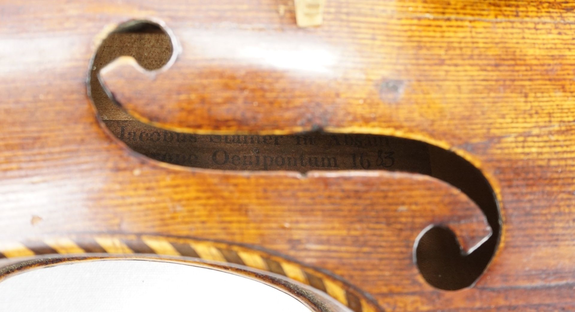 4/4-Geige / Violine mit Löwenkopf und Koffer, um 1900Boden aus Riegelahorn, Deckel aus Fichte, - Bild 6 aus 8