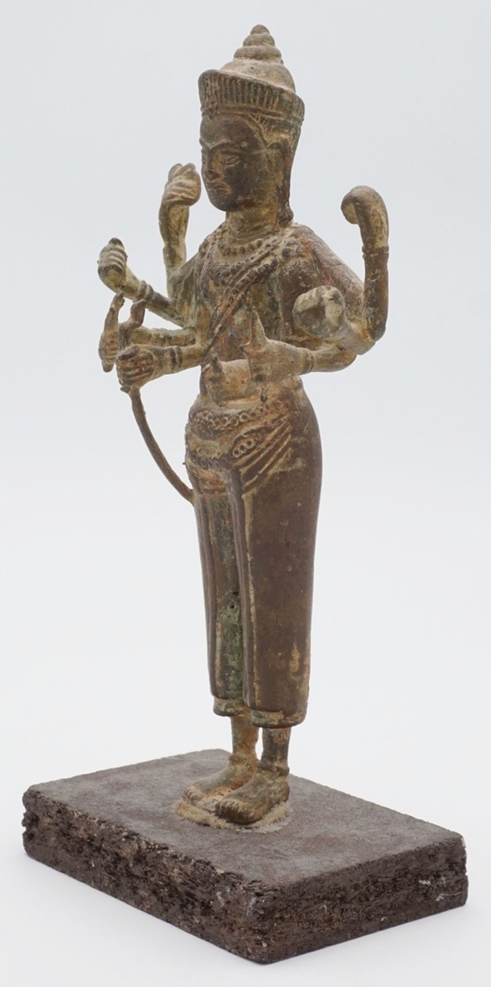 Achtarmiger Lokeshvara, Kambodscha, wohl Bayon-Zeit des 13. Jh.Bronze, in den Händen verschiedene - Image 2 of 3