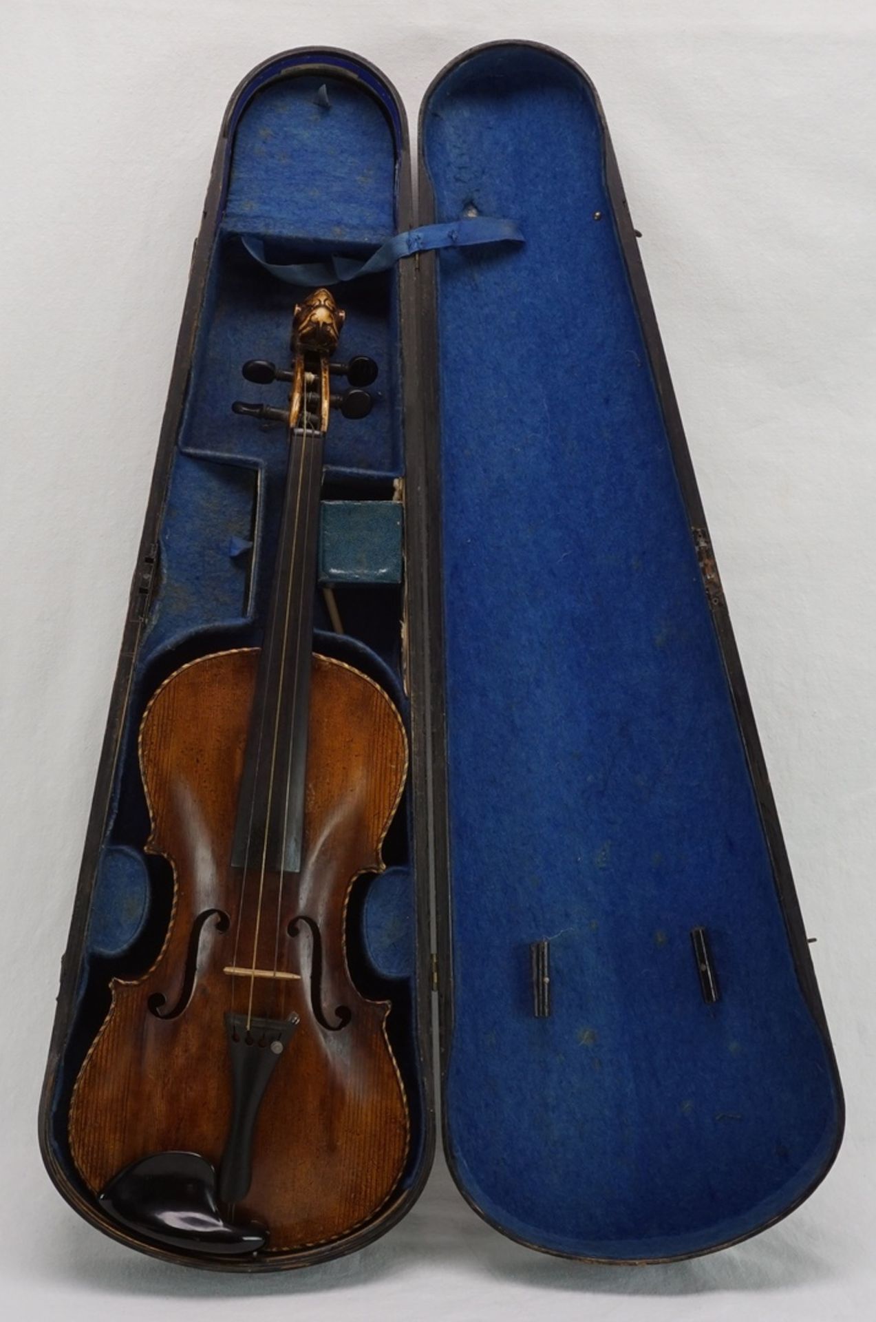 4/4-Geige / Violine mit Löwenkopf und Koffer, um 1900Boden aus Riegelahorn, Deckel aus Fichte,