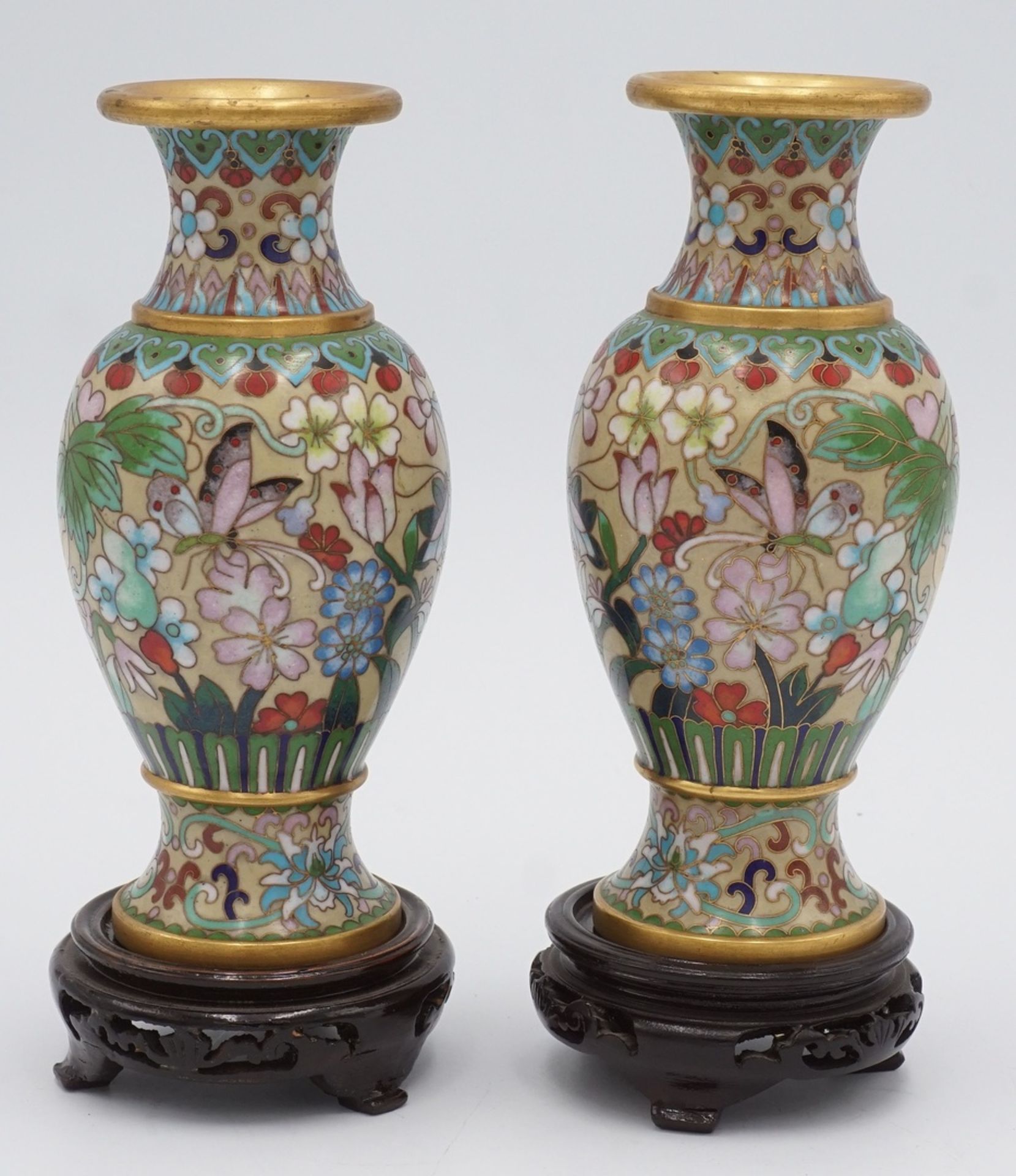 Zwei aufwendig verzierte Cloisonné Vasen, China, 1. Hälfte 20. Jh.Messing mit Emailledekor, mit - Image 2 of 2