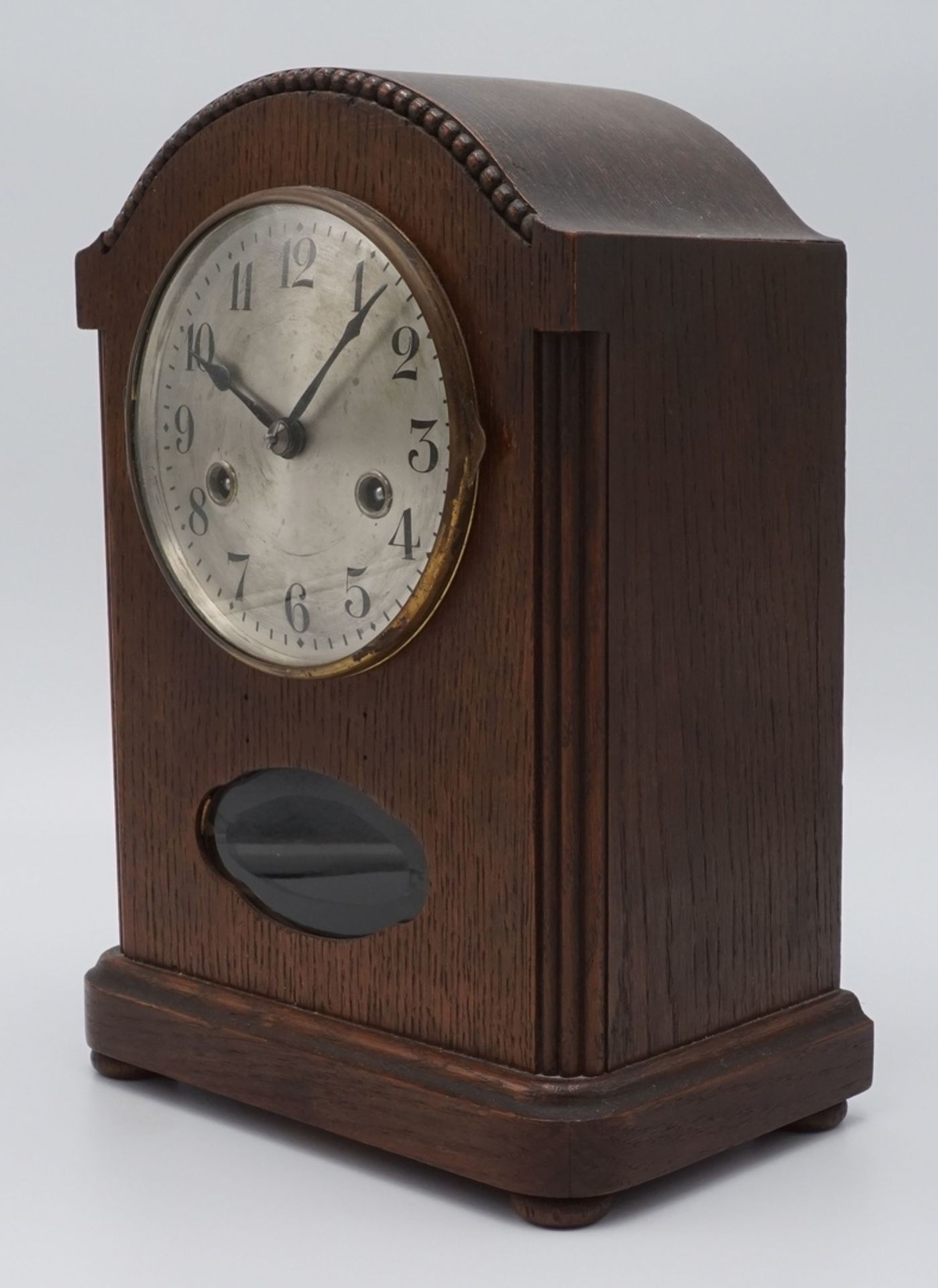 Hamburg-Amerikanische Uhrenfabrik Tischuhr, um 1930Gehäuse aus Eichenholz, Uhrwerk gemarkt mit