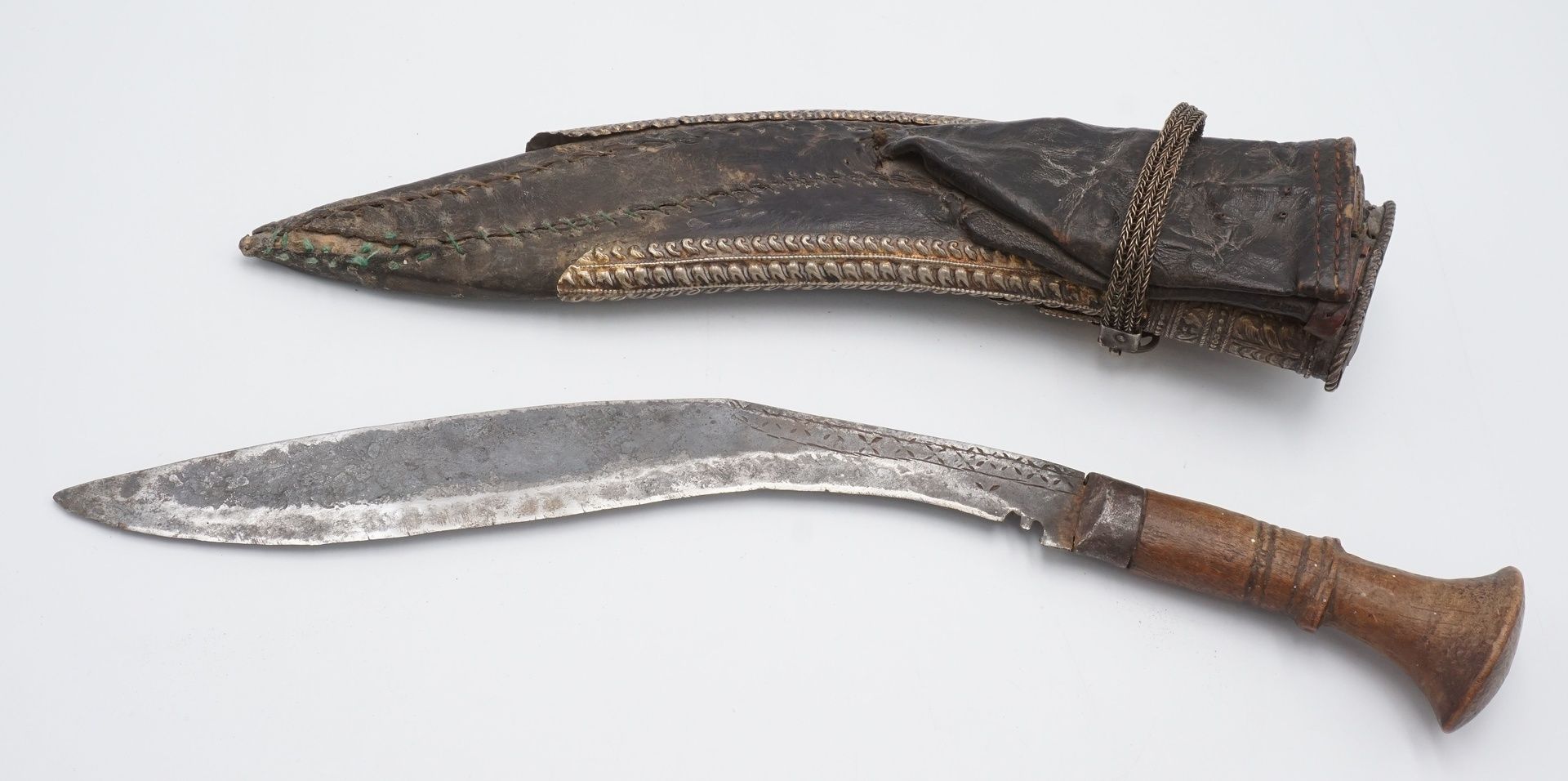 Khukuri / Kukri Messer mit reich verzierter Scheide, Nepal, um 1900spezifisch geformte Eisenklinge - Image 2 of 3