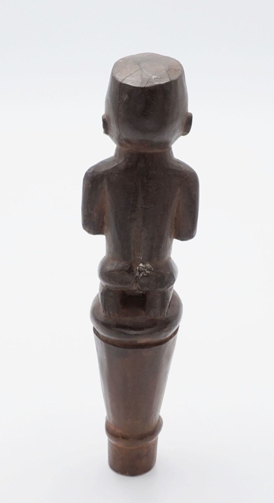 Zepter-Aufsatz Bakongo, DR Kongo, 1. Hälfte 20. Jh.Holz, kniende männliche Figur, auf einem - Bild 4 aus 4