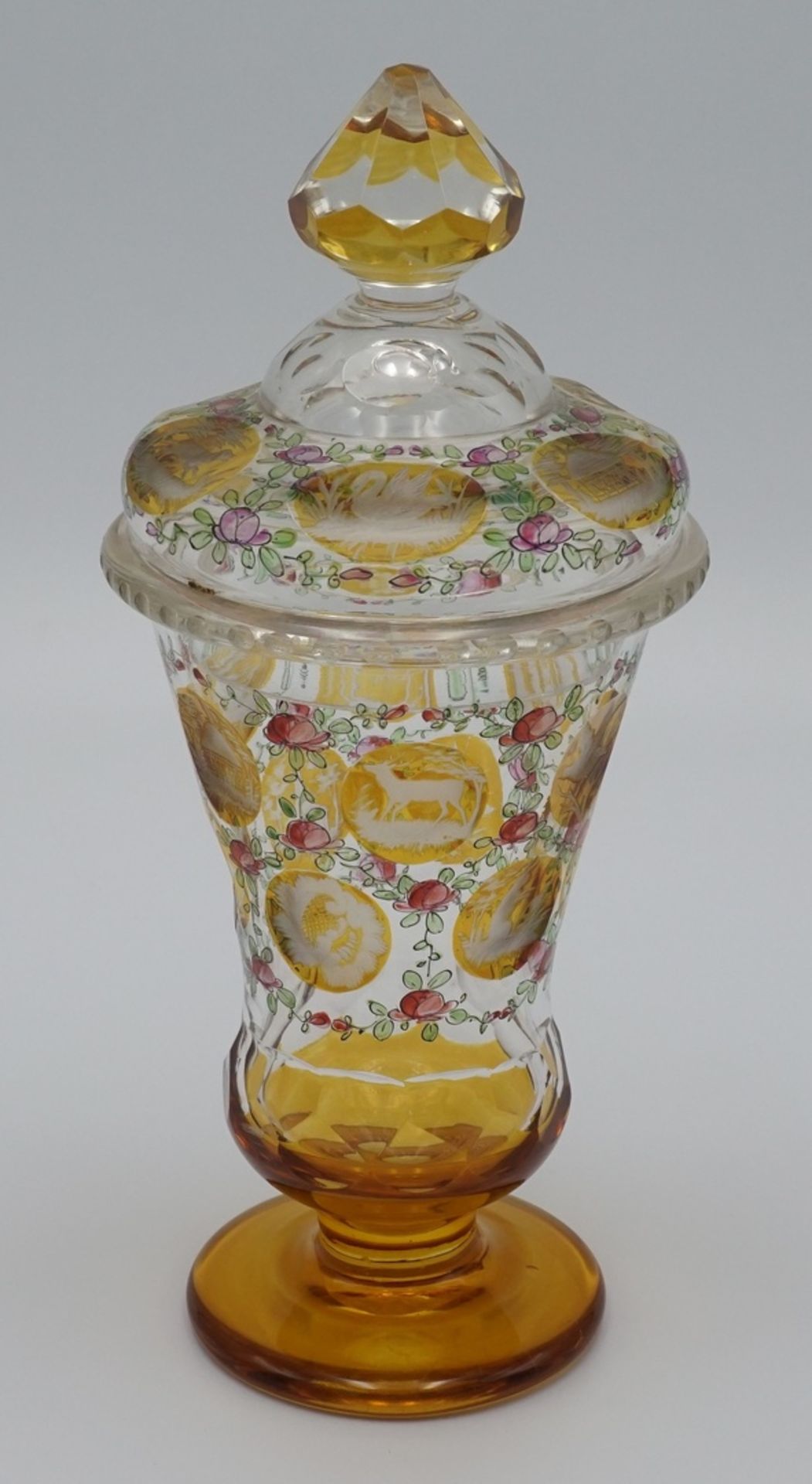 Böhmischer Deckelpokal, 2. Hälfte 19. Jh.Partiell Gelb gebeiztes Kristallglas, Jagdpokal verziert - Image 2 of 5