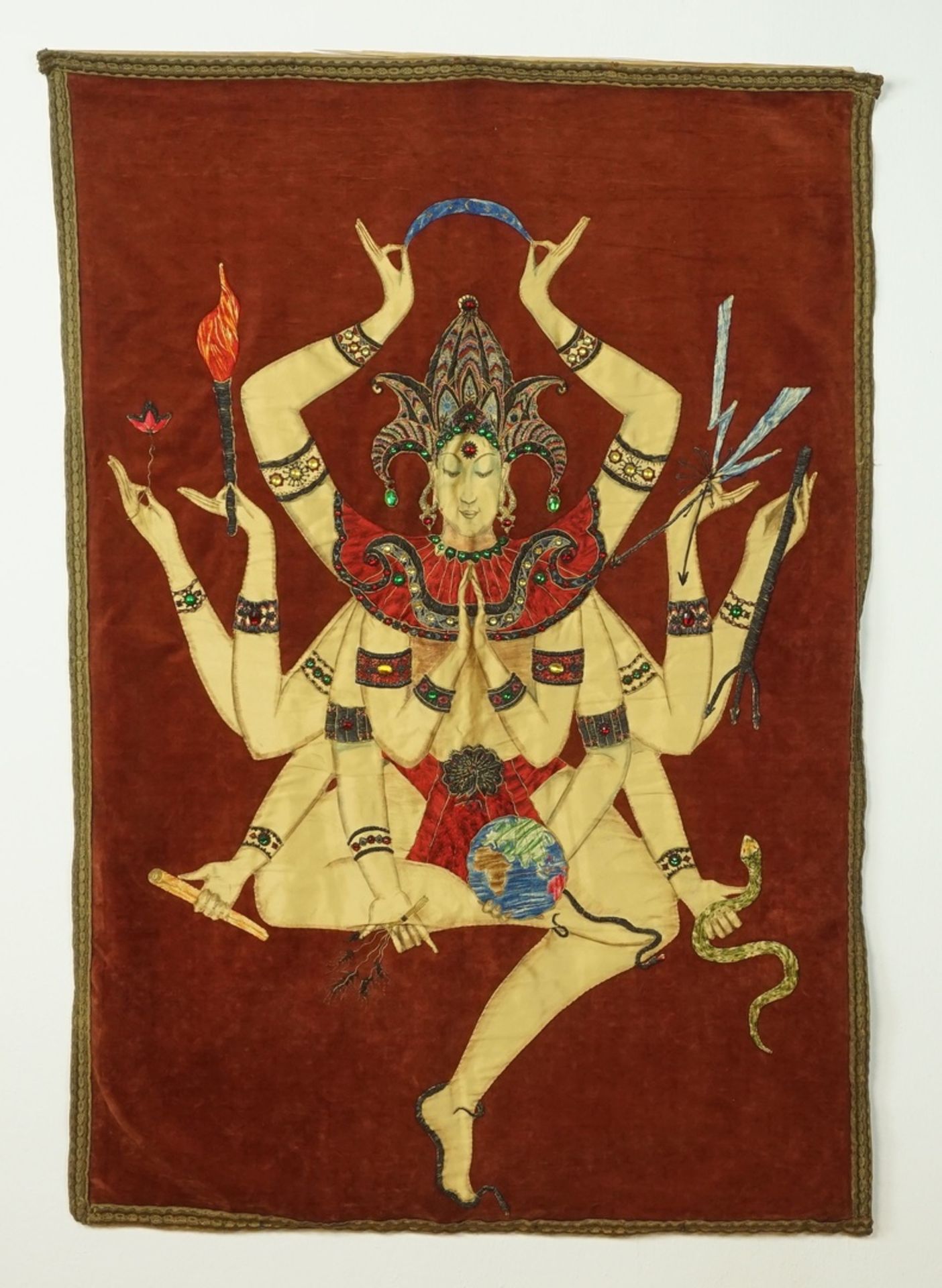 Wandvorhang Göttin Navaratri, Indien, 1. Hälfte 20. Jh.Samt, Seide, Silberfaden, Glassteine, sehr