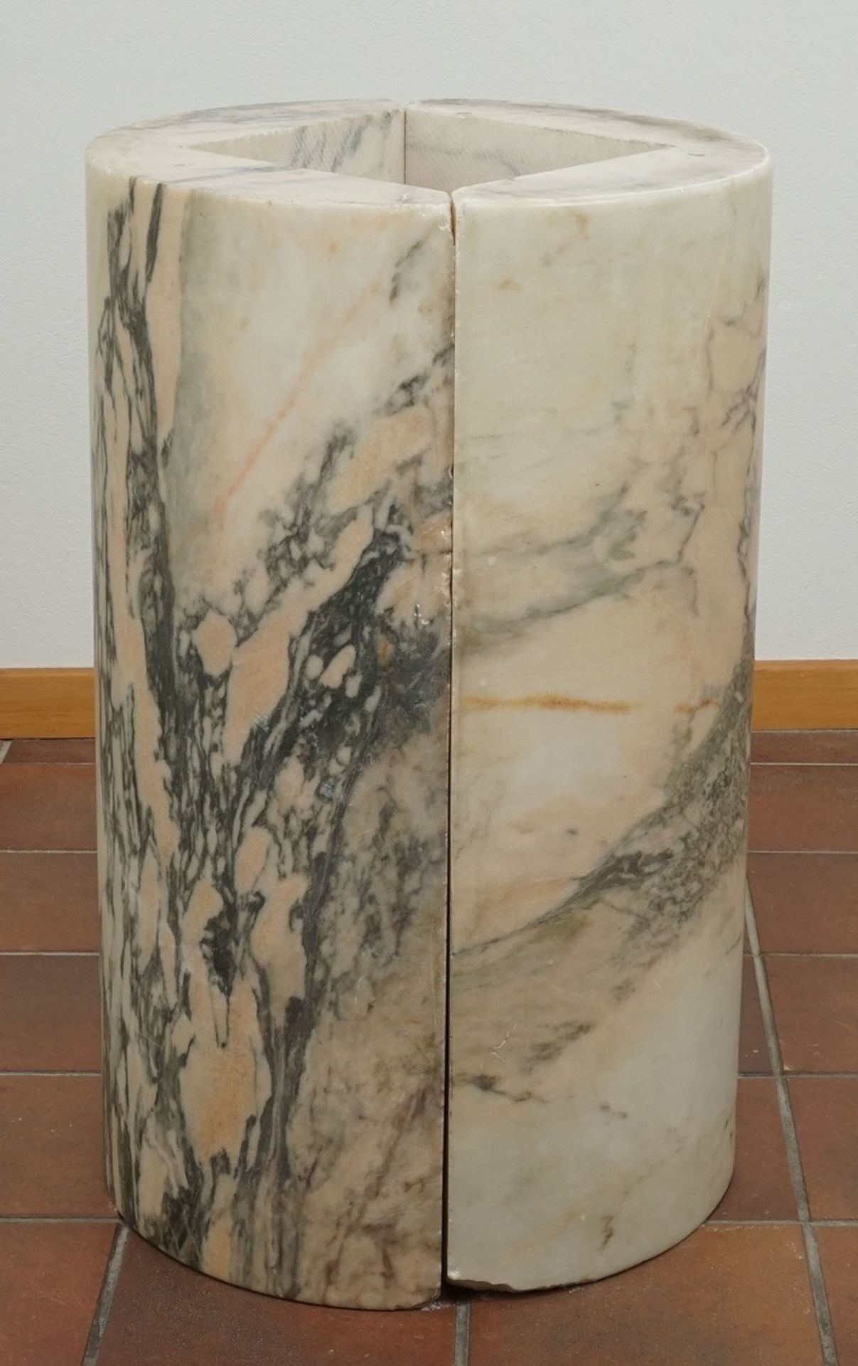 Marmor Stele / Postamentzweiteilig, schwarz-weiß-grün-orange marmoriert, altersgemäßer Zustand, - Bild 2 aus 3