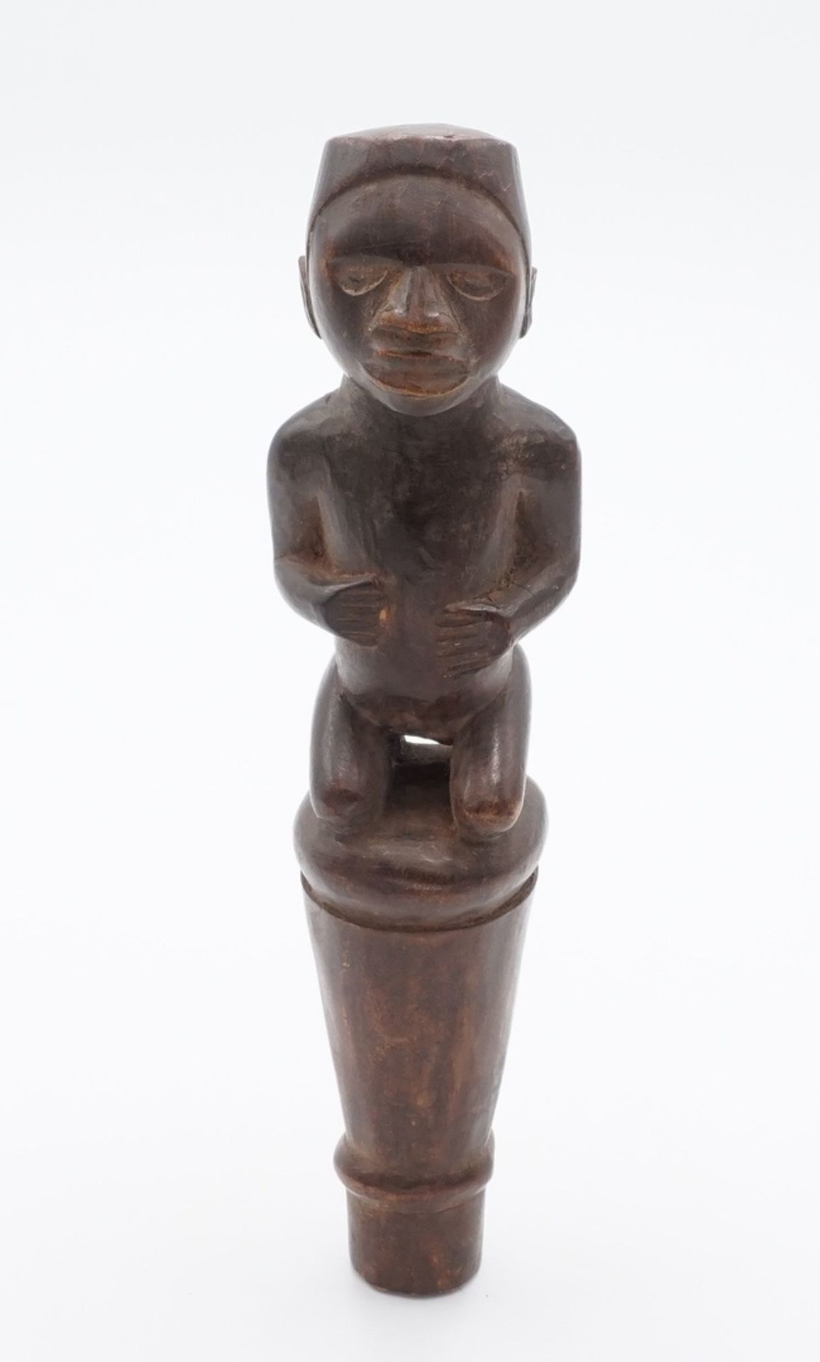 Zepter-Aufsatz Bakongo, DR Kongo, 1. Hälfte 20. Jh.Holz, kniende männliche Figur, auf einem - Bild 2 aus 4