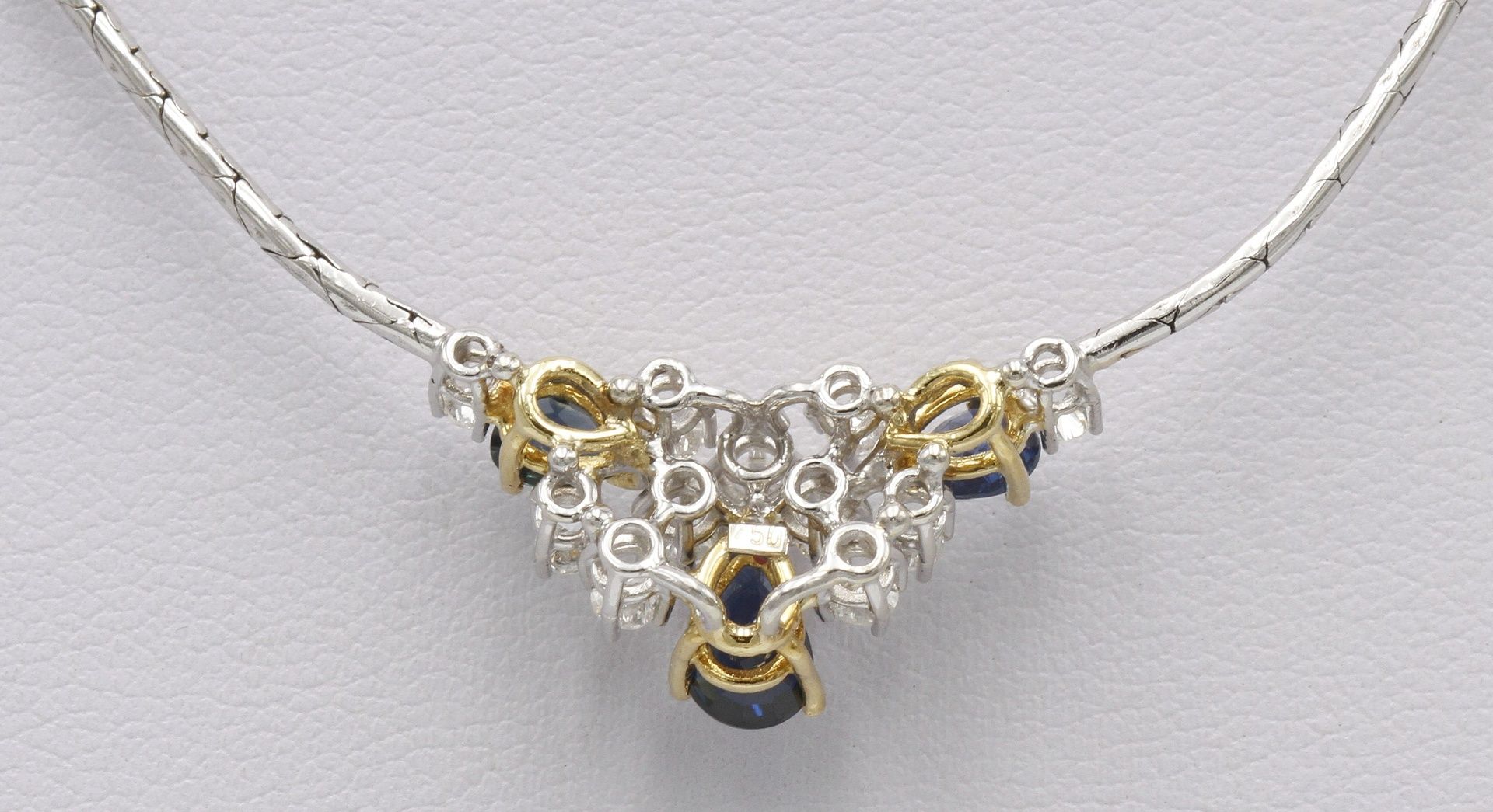 Weißgold Collier mit Brillanten und Saphiren750/- Weißgold, 0,12 ct Brillant (TW/VSI) in - Bild 3 aus 4