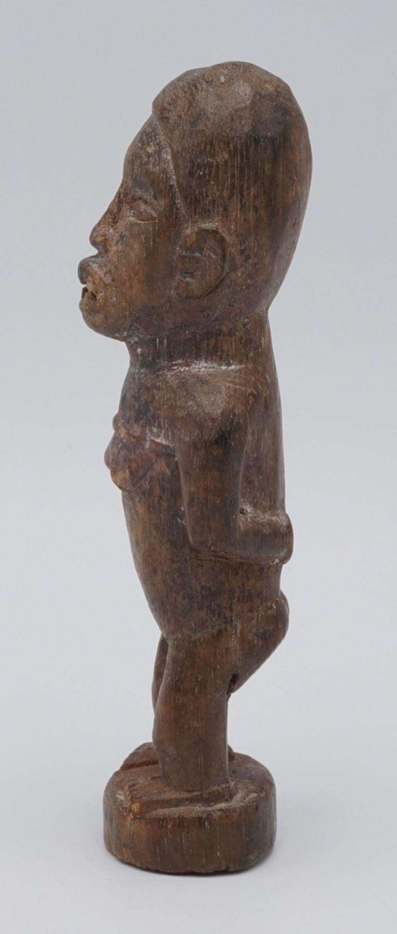 Rituelle Figur der Bakongo, DR Kongo, 20. Jh.Balsaholz, kleine weibliche Ahnenfigur mit - Image 4 of 4