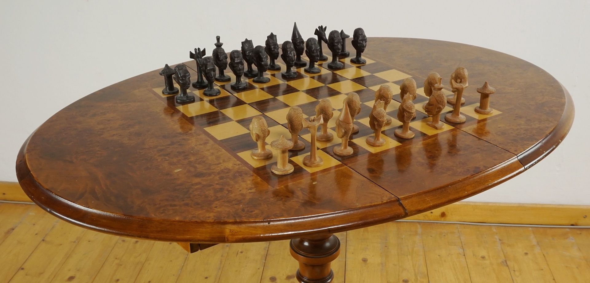 Louis Philippe Spieltisch mit Schachfiguren, Linde gebeiztStilmöbel 2. Hälfte 20. Jh., gedrehter Fuß - Bild 2 aus 5