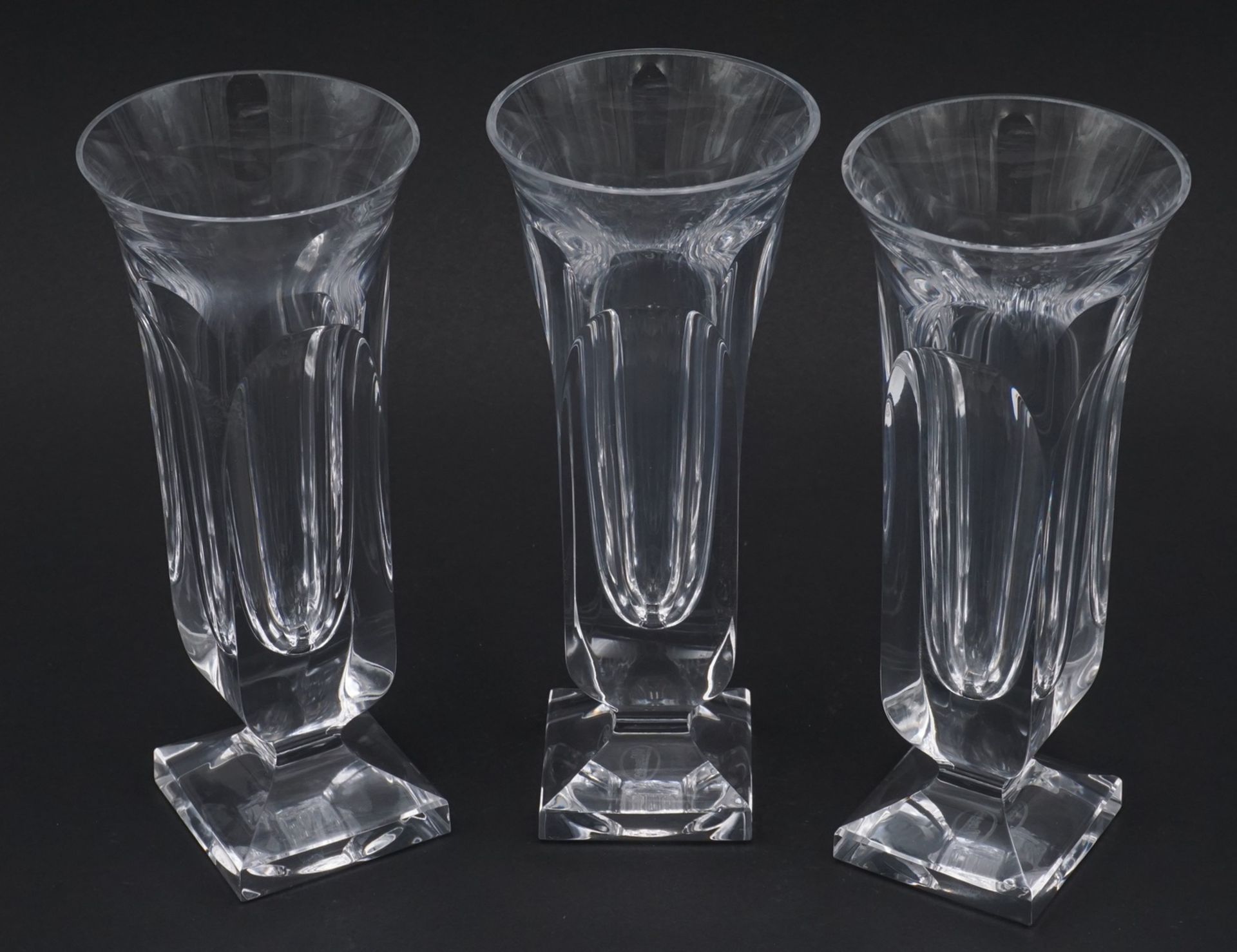 Drei kleine Moser Vasen, 2. Hälfte 20. Jh.Kristallglas, im Boden Ätzmarke des Herstellers Moser,