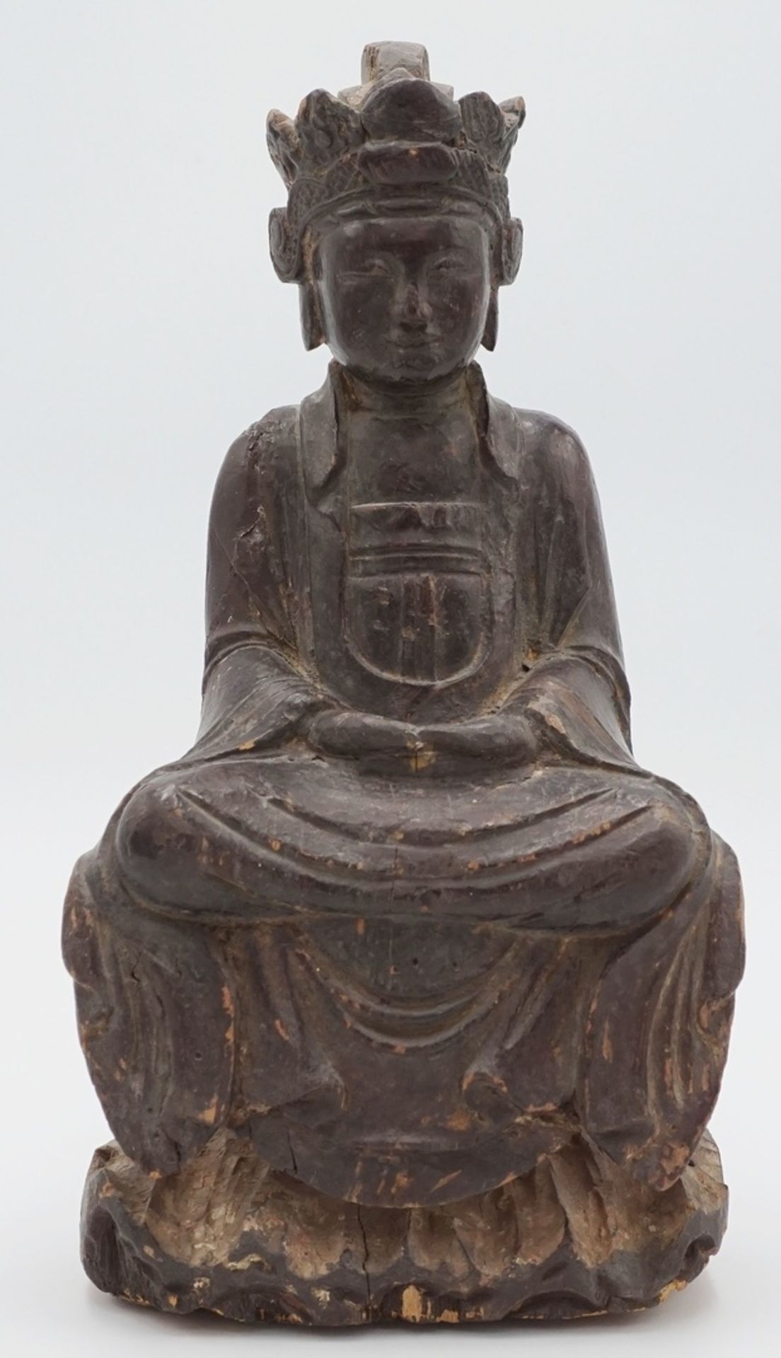 Buddha auf Thron sitzend, kleiner Hausaltar, China, 19. Jh.Holz, mit alter Lackfassung, rückseitig