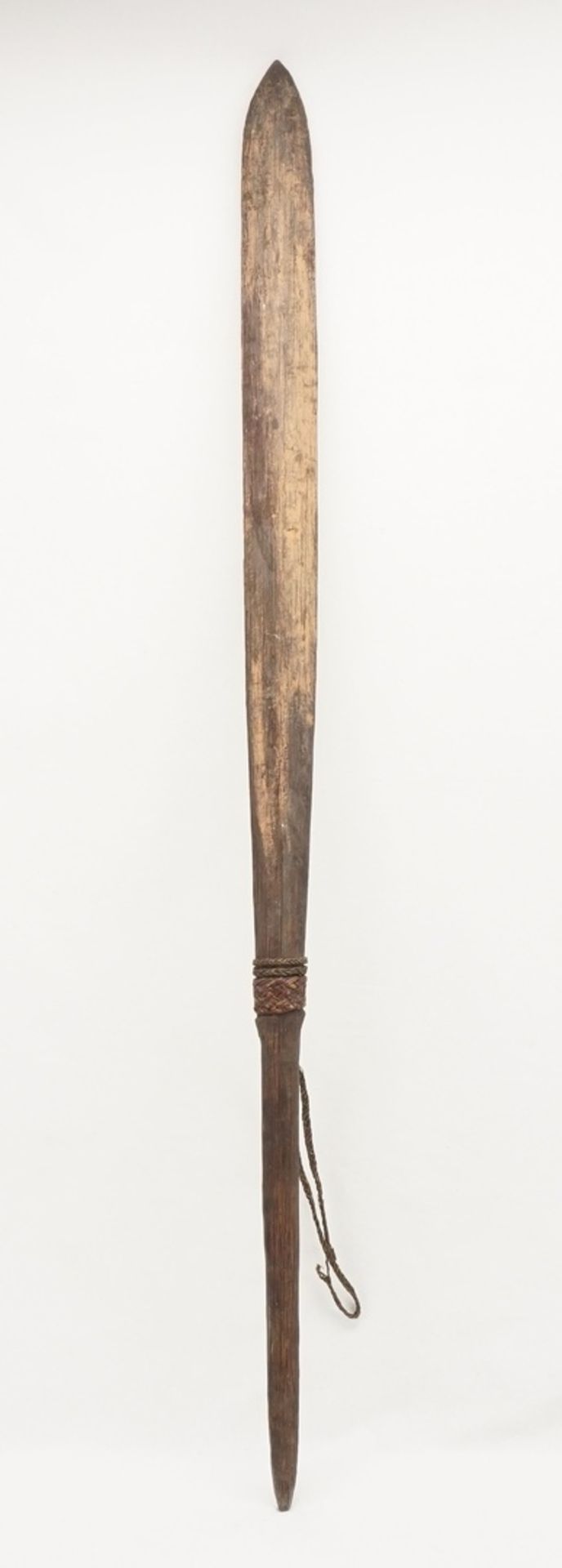 Kampfkeule / Paddel, Papua-Neuguinea, um 1900Nippa Palmholz, schlanke Keule mit Rotanmanschette, - Image 2 of 2