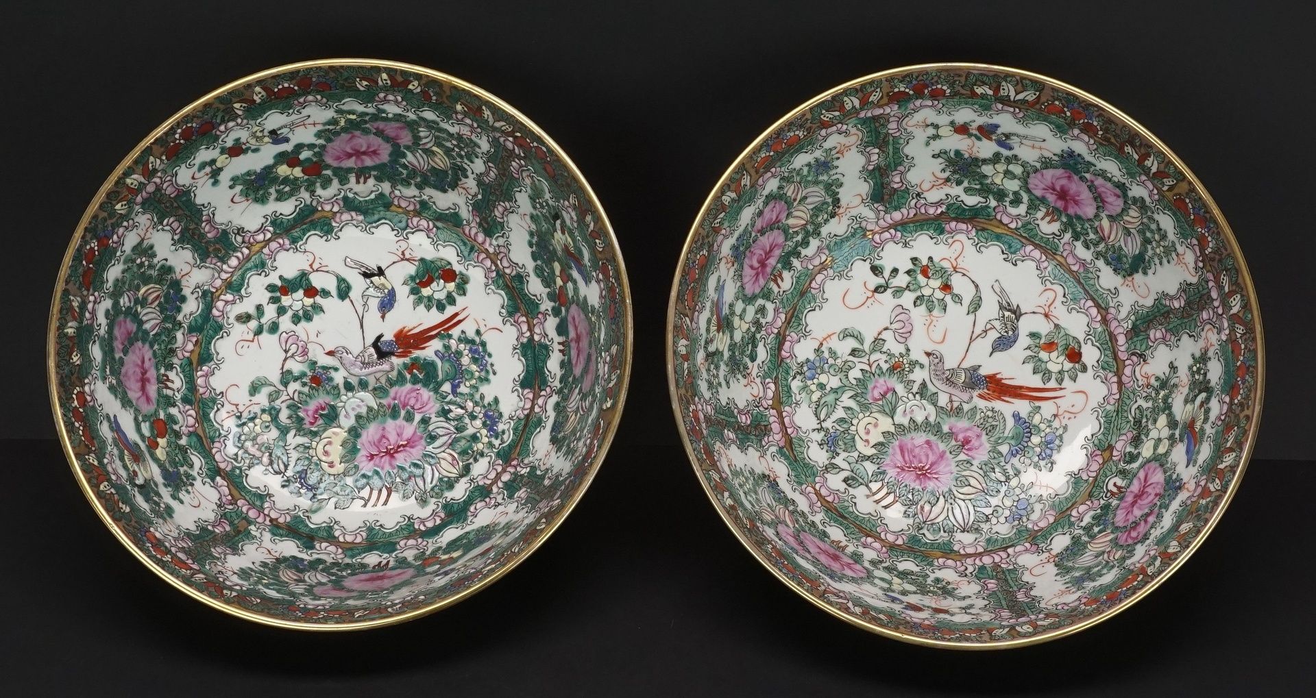 Zwei große Famille Verte Schalen, China, 19. Jh.Porzellan, auf kleinem runden Fußring gewölbte - Image 2 of 3