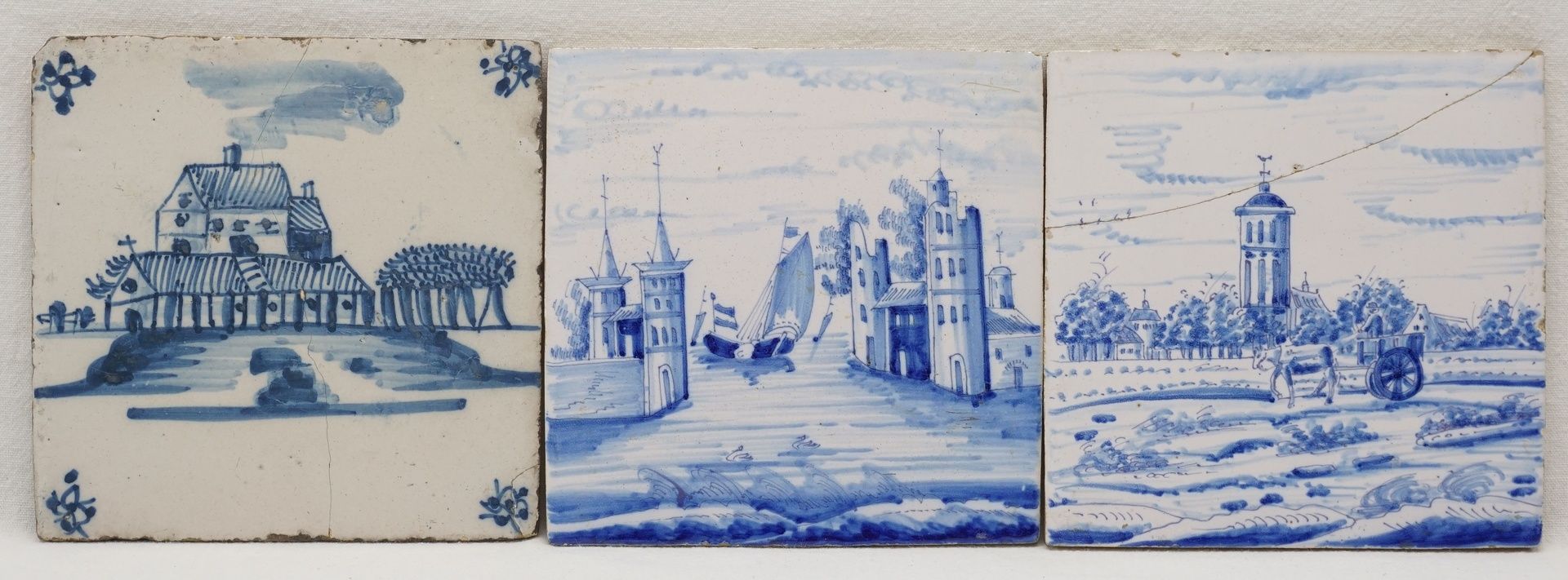 Drei Landschaftsfliesen, Holland18. Jh., blau, altersgemäß guter Zustand, zwei Fliesen geklebt, 13 x