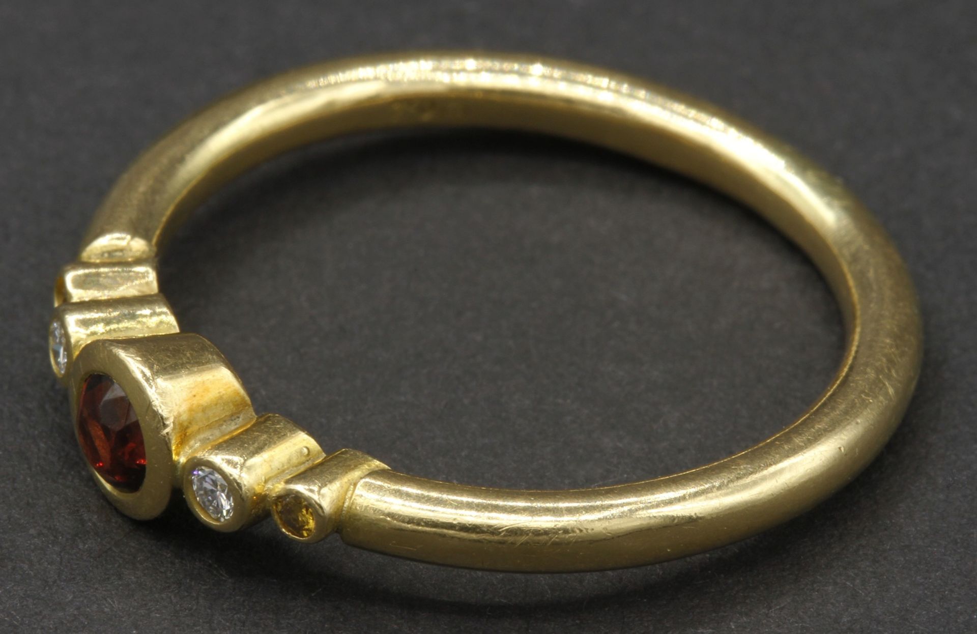 Gelbgold-Ring mit Granat und Diamanten750/- Gelbgold, Granat, zwei 0,03 ct Diamanten (TW/SI), zwei - Image 2 of 2