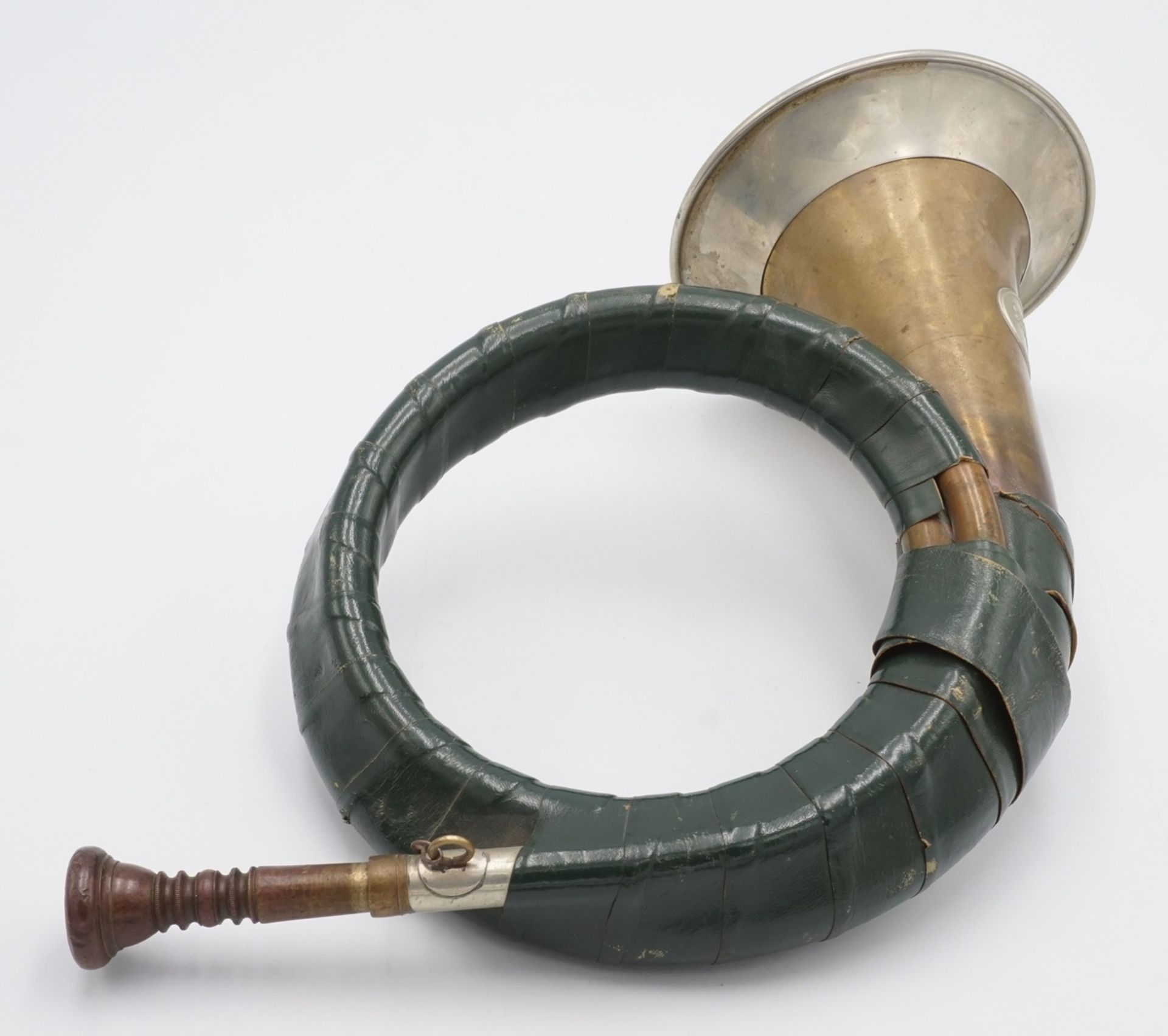 Zwei alte Hörner / Jagdhorn, um 1900Messing, kleines Horn ohne Mundstück, Fürst-Pless-Horn mit - Bild 4 aus 5