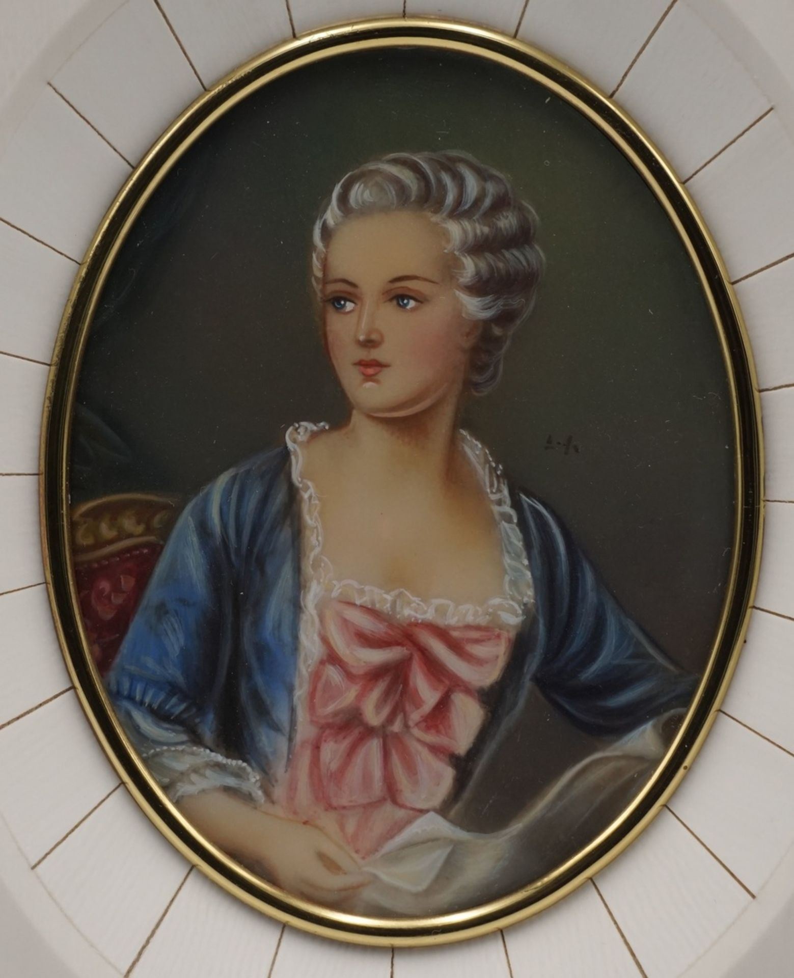 Elfenbeinminiatur-Porträt einer jungen Rokoko Dame mit ZeitungGouache, 20. Jh., ovales Portrait - Image 2 of 3