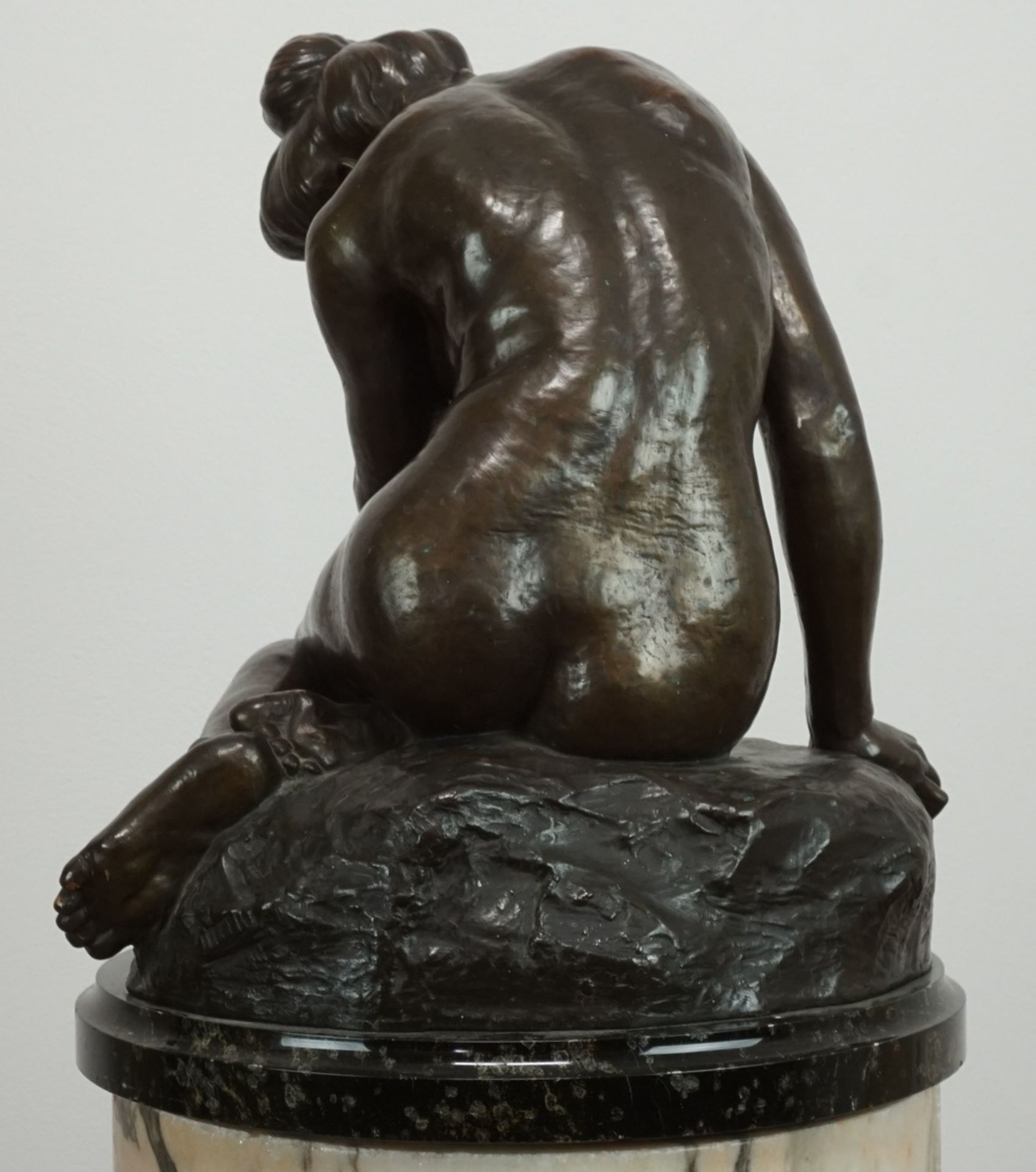 S. Gowanow, "Kauernder Akt"Russischer Künstler, Bronze, unten rechts am Fuß signiert, datiert - Bild 4 aus 5