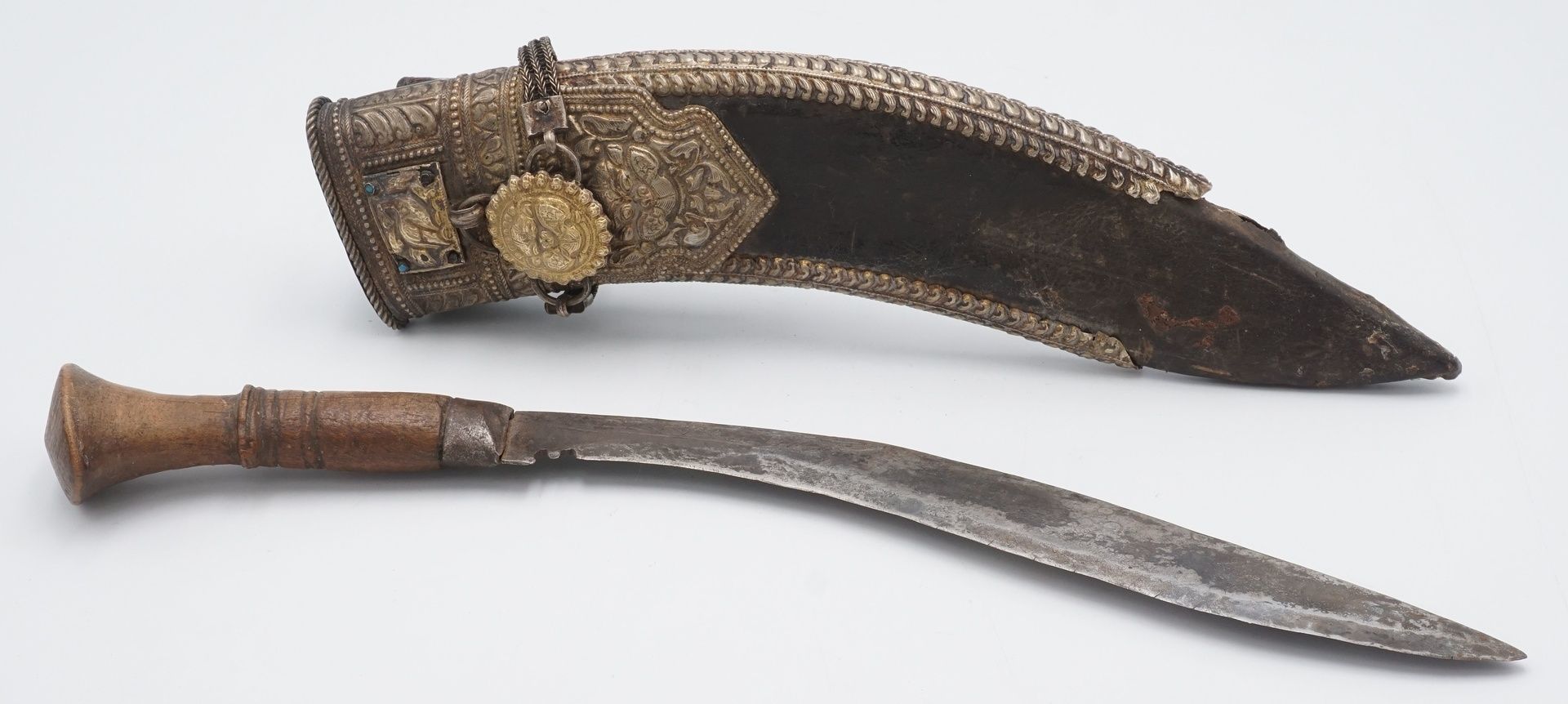 Khukuri / Kukri Messer mit reich verzierter Scheide, Nepal, um 1900spezifisch geformte Eisenklinge